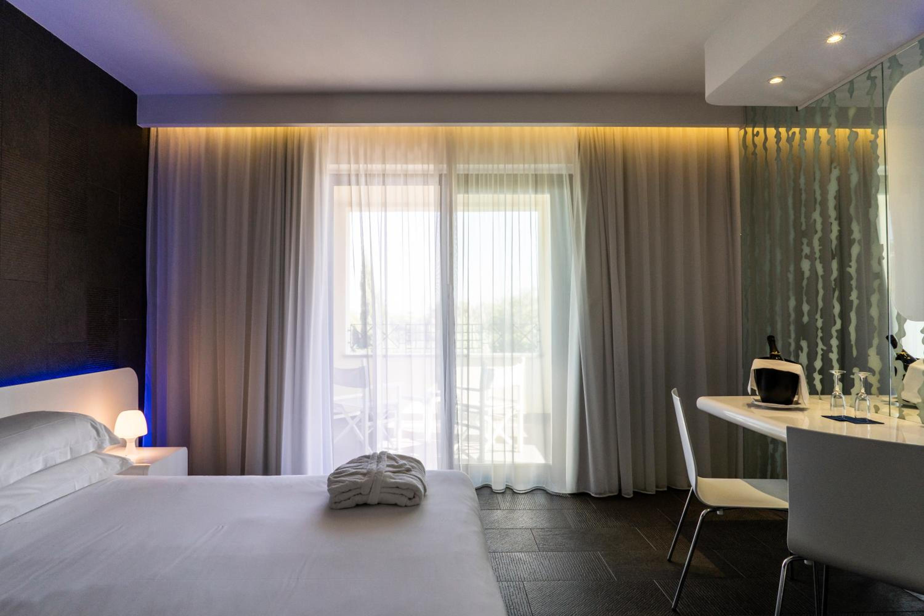 Double or Twin Room with Balcony - Photo 7