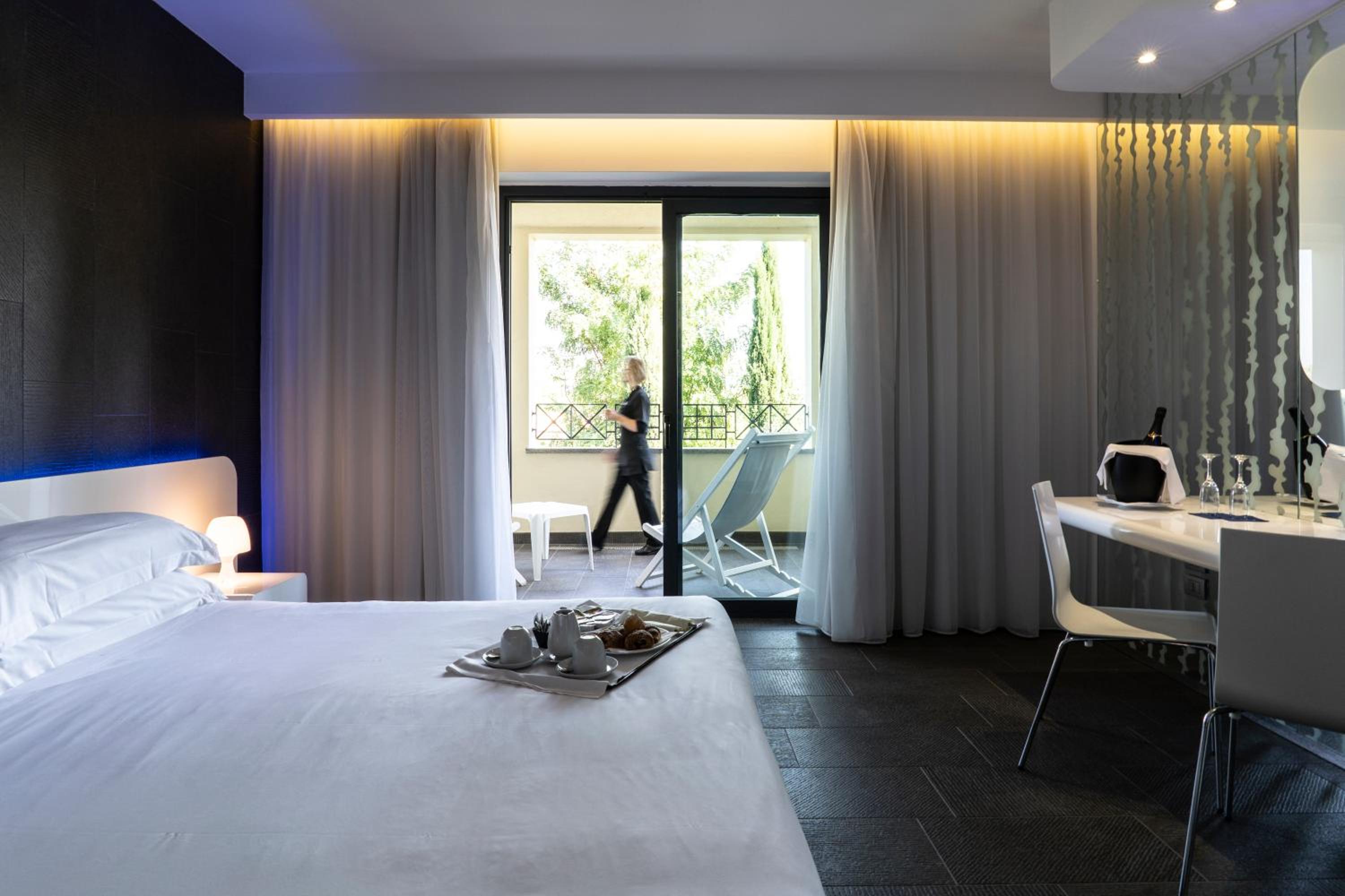 Double or Twin Room with Balcony - Photo 6