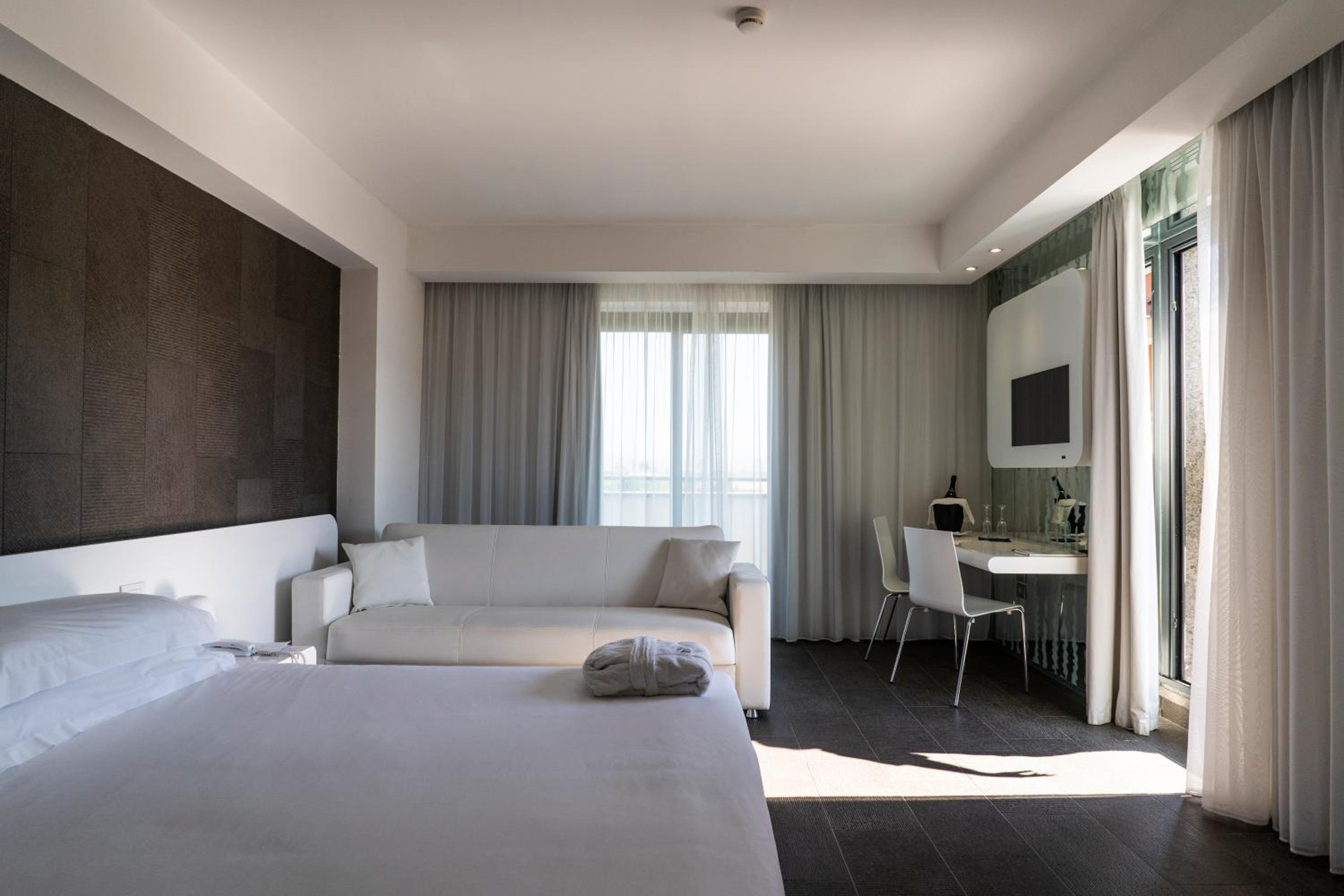 Junior Suite with Balcony - Photo 11
