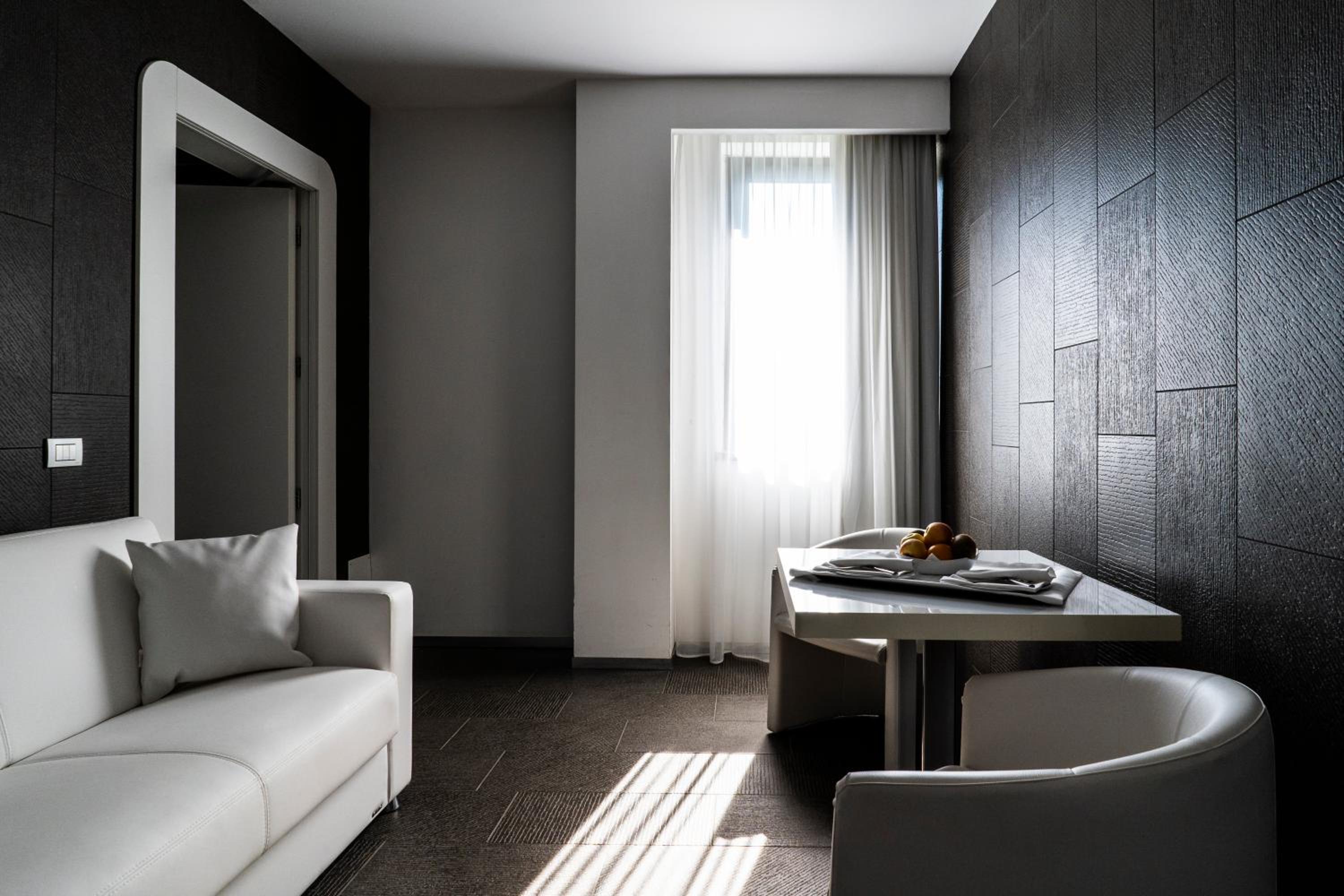 Junior Suite with Balcony - Photo 13