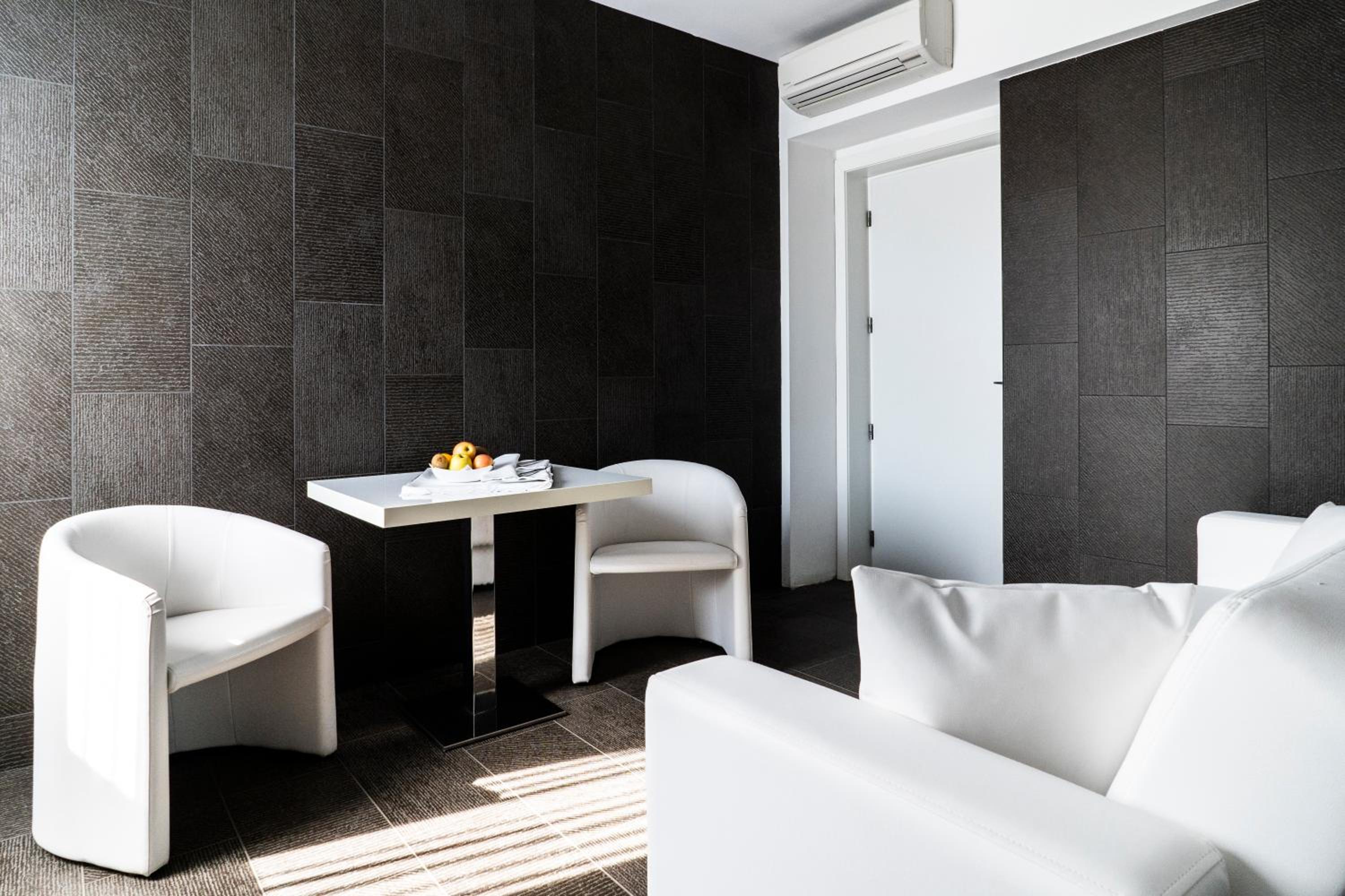 Junior Suite with Balcony - Photo 1