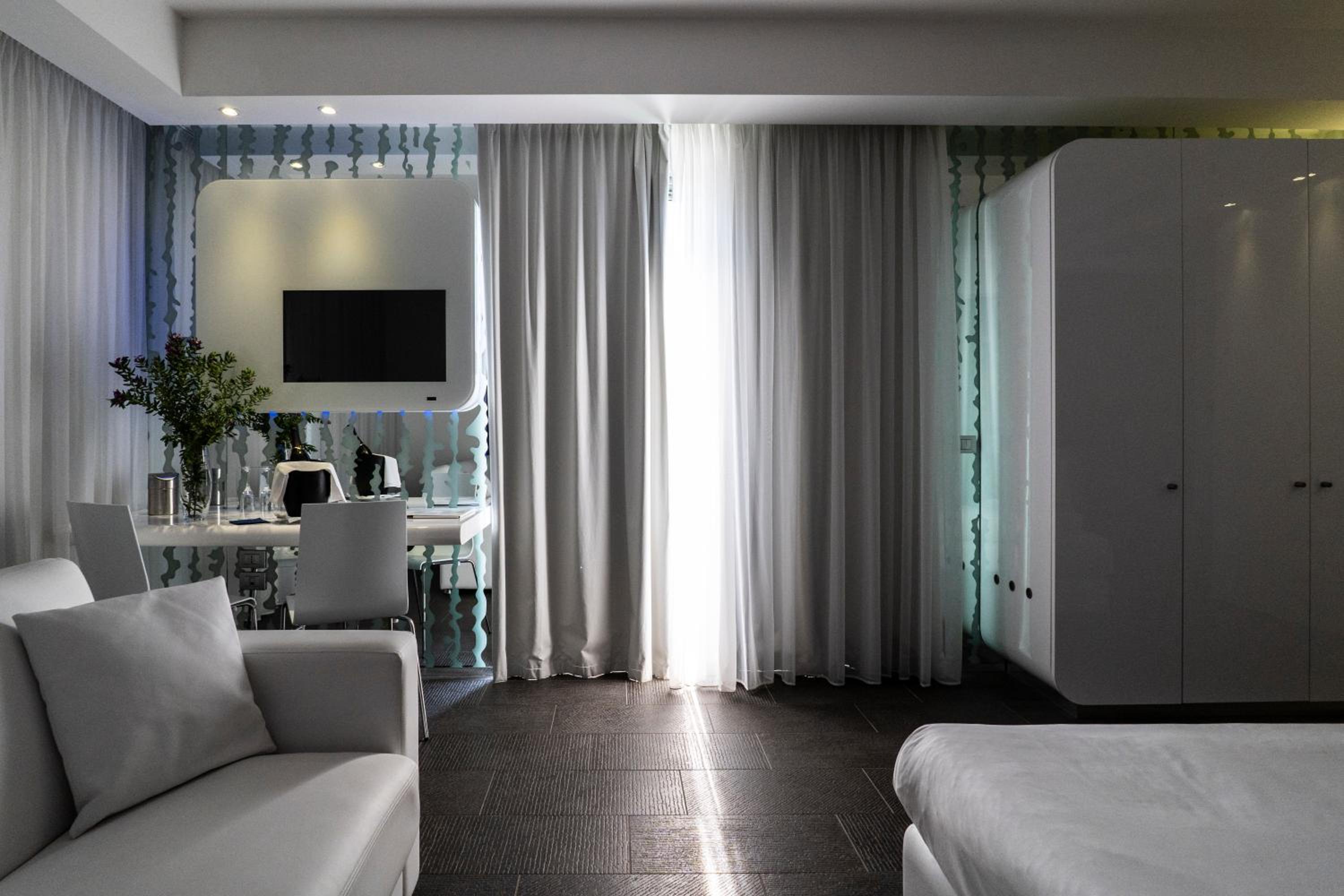 Junior Suite with Balcony - Photo 6