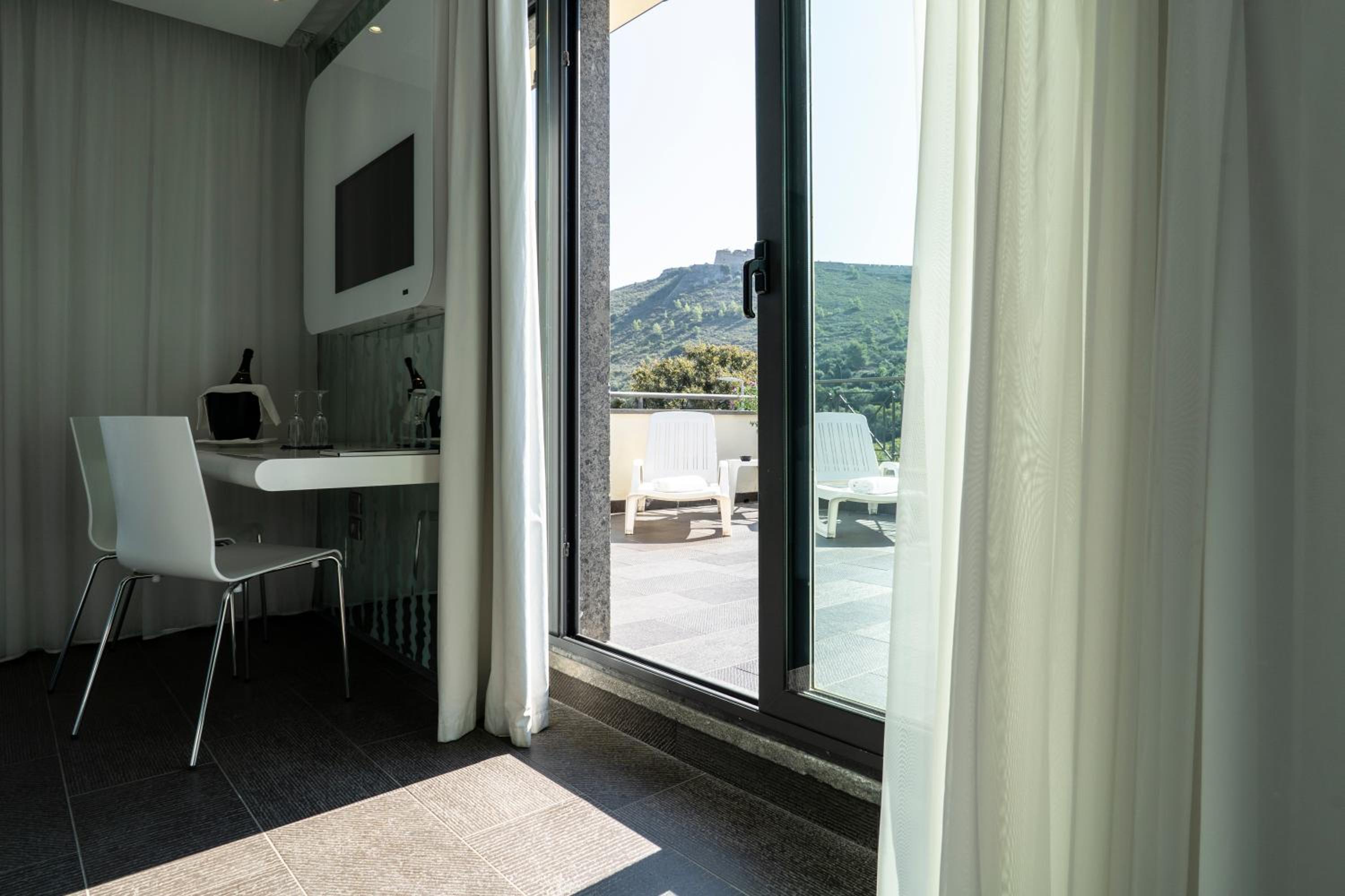 Junior Suite with Balcony - Photo 7
