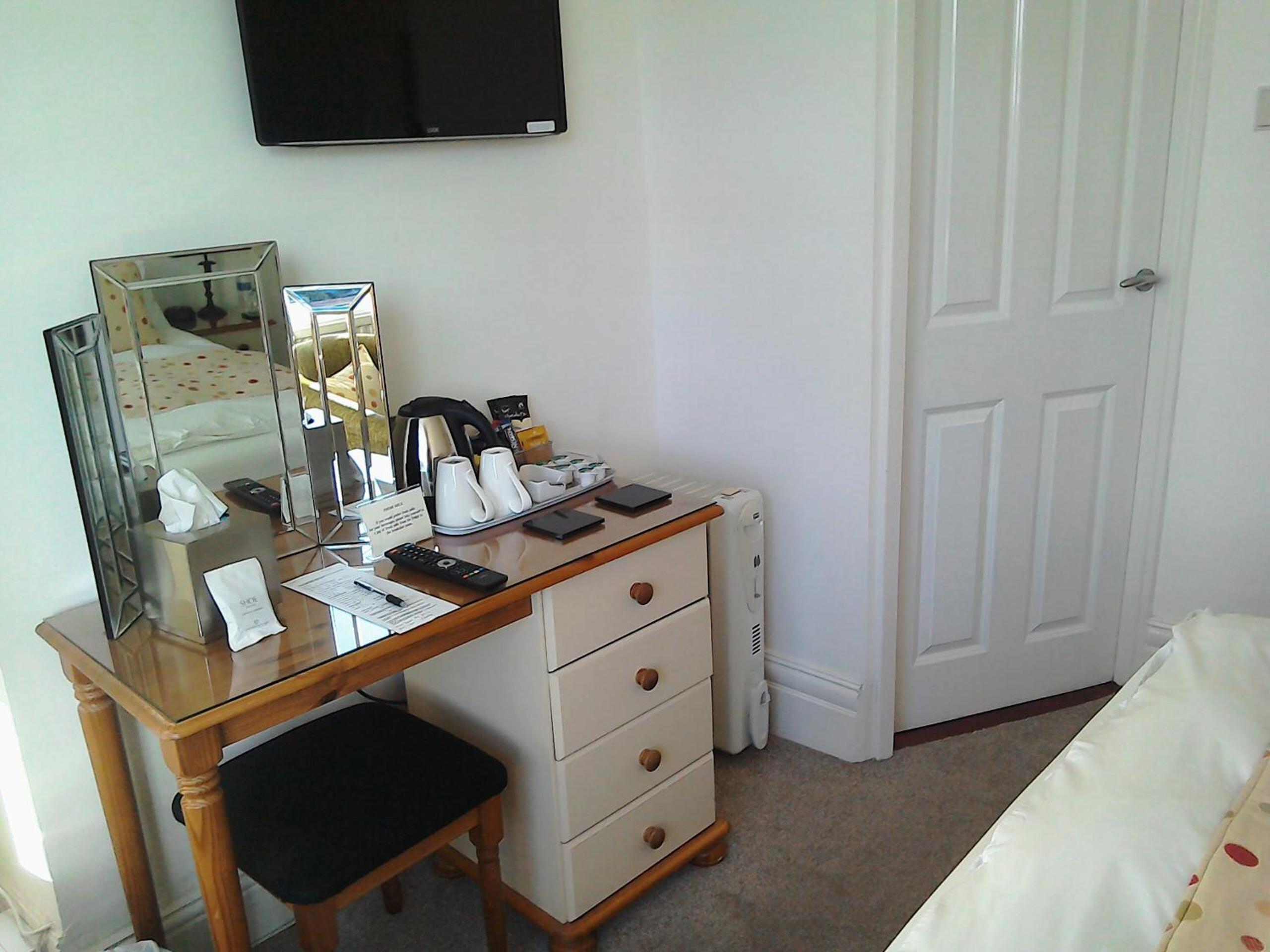 Deluxe Double Room with Shower - Photo 5