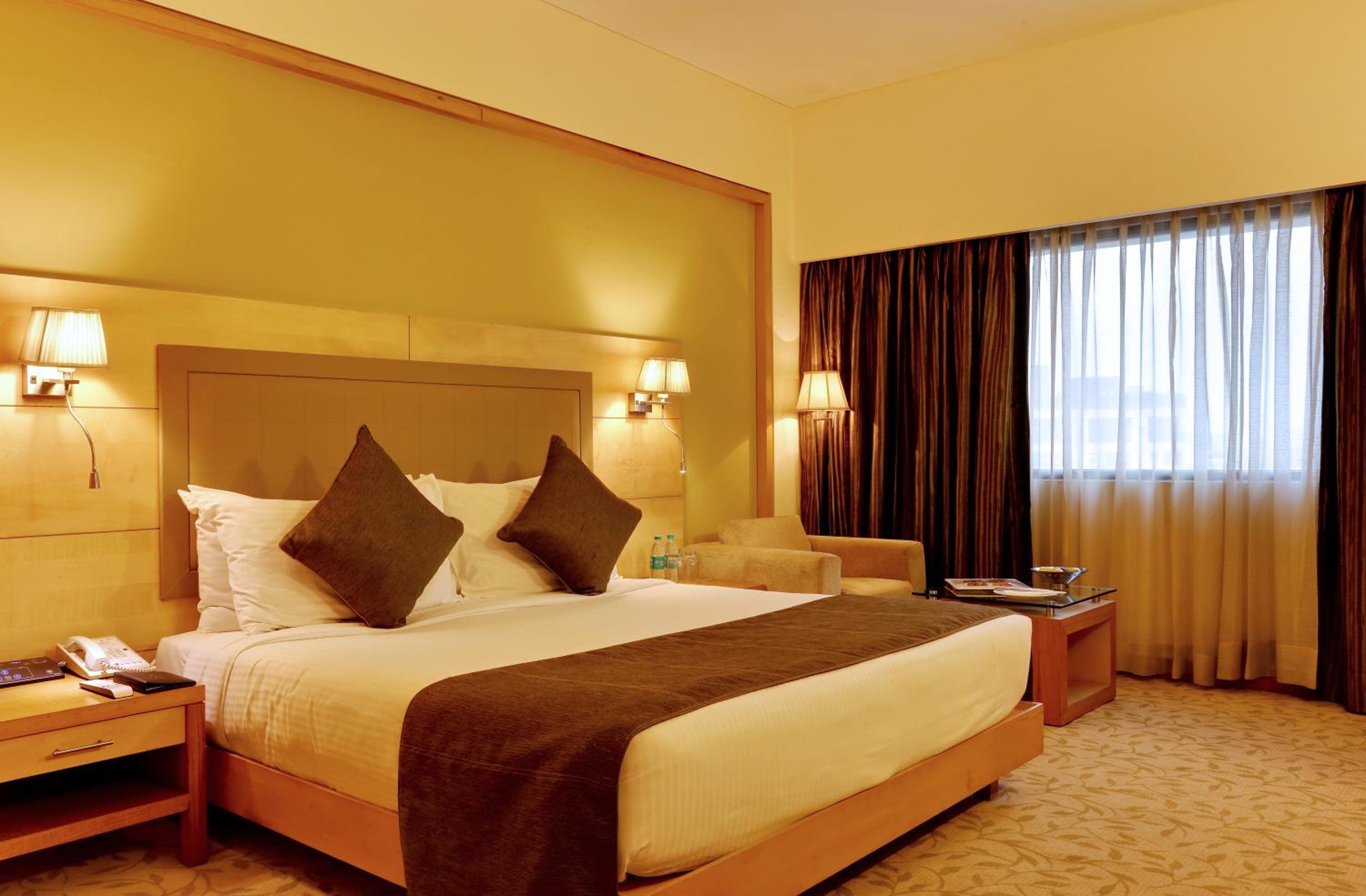 Executive Suite with complimentary breakfast, 15% Discount on F&B ,3 pints of beer at Atrium Bar, One way Airport Transfer - Photo 1