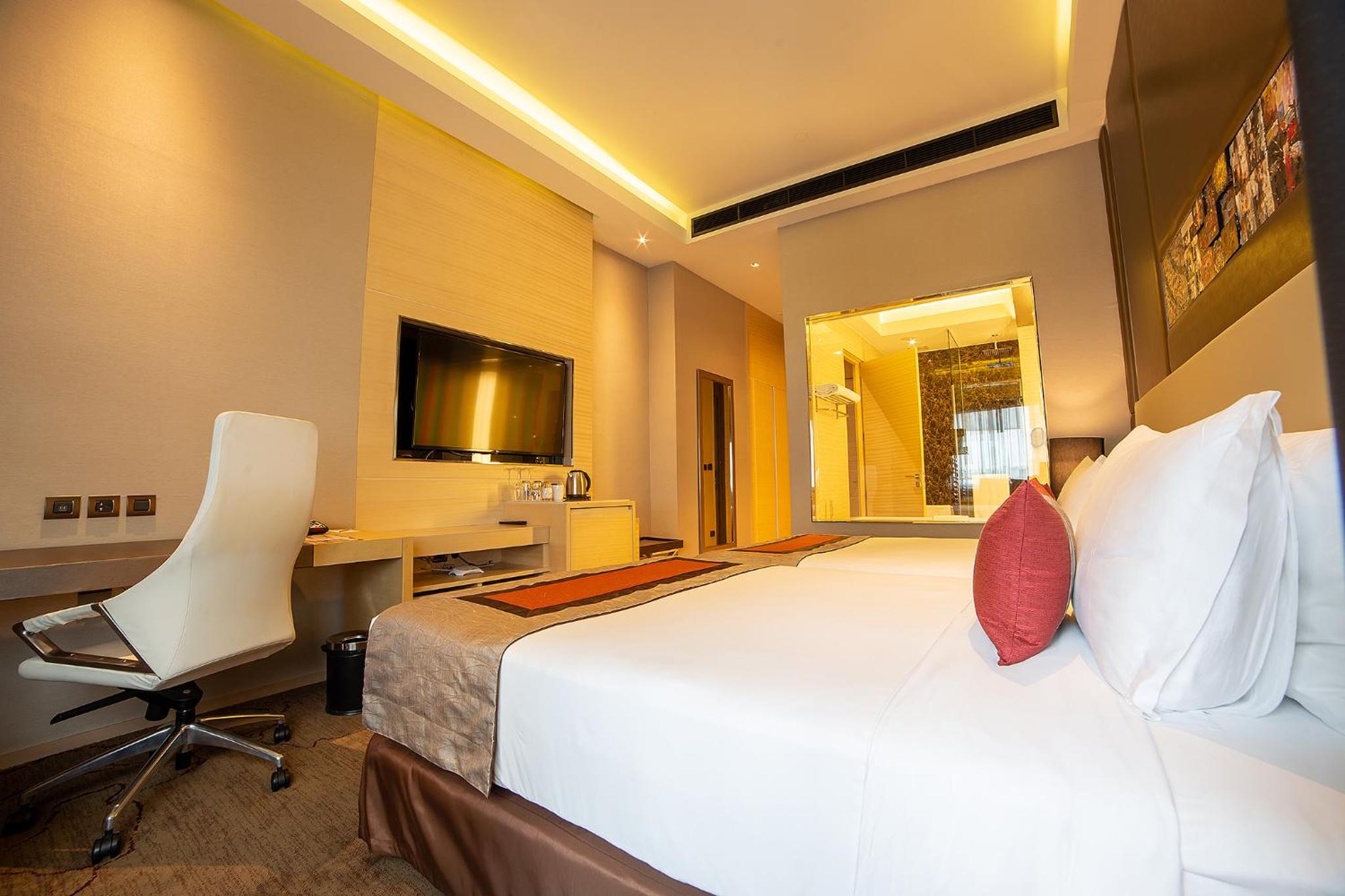 Deluxe King Room photo 2