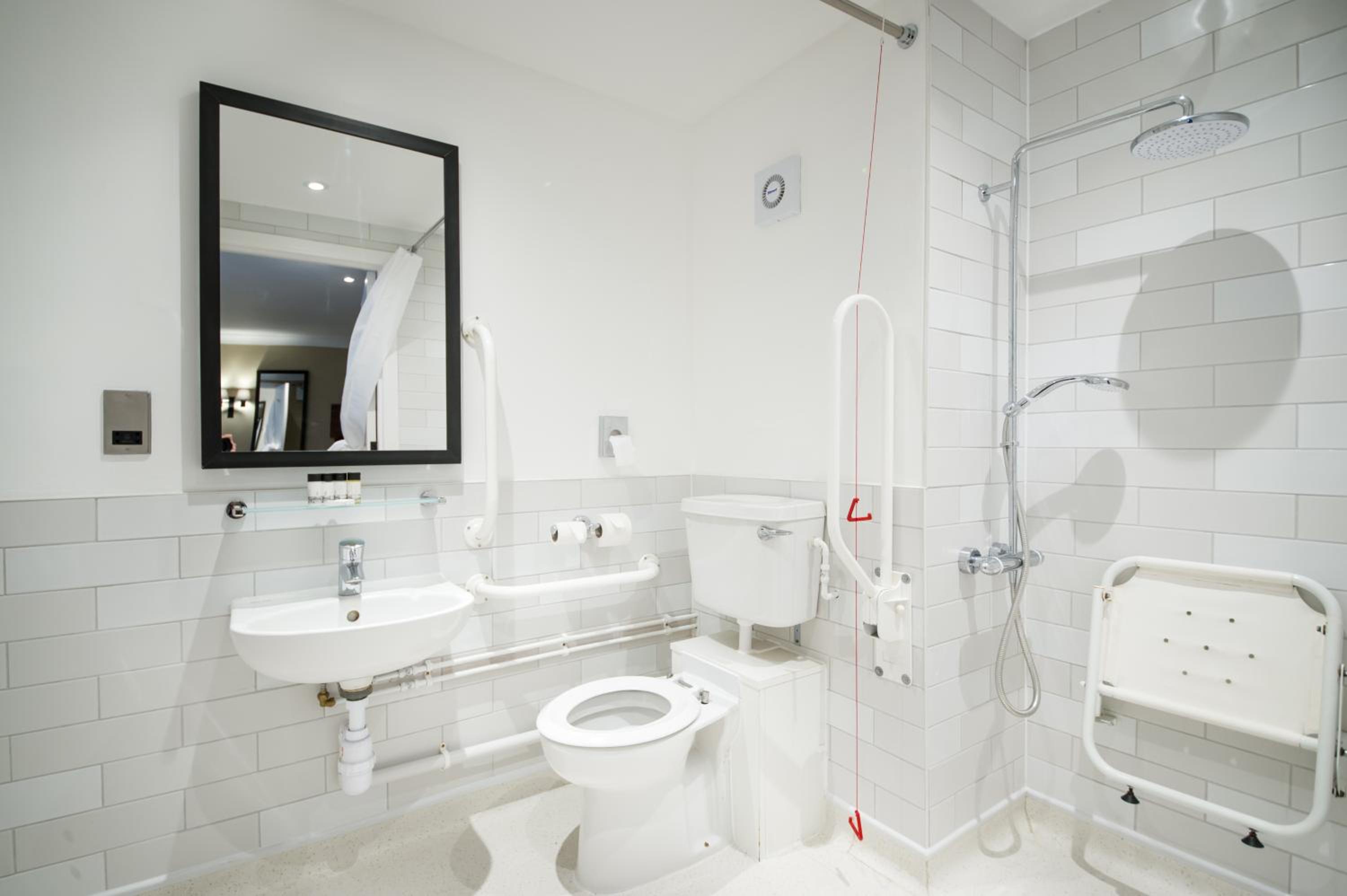 Twin Room - Disability Access - Photo 5