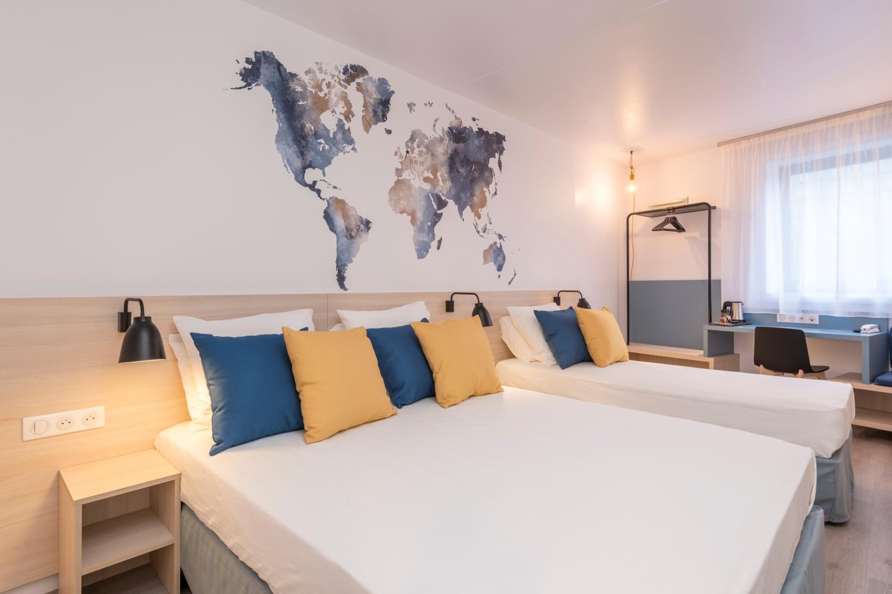 Standard Room 1 Double 1 Single Beds, 24 Sqm, Free Wifi, Flat Screen Tv, Bath photo 1