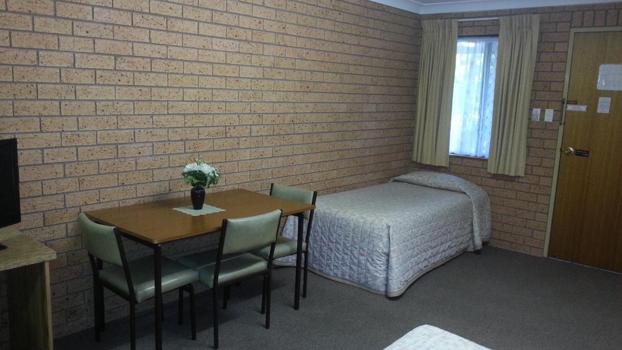 Large Family Room photo 3