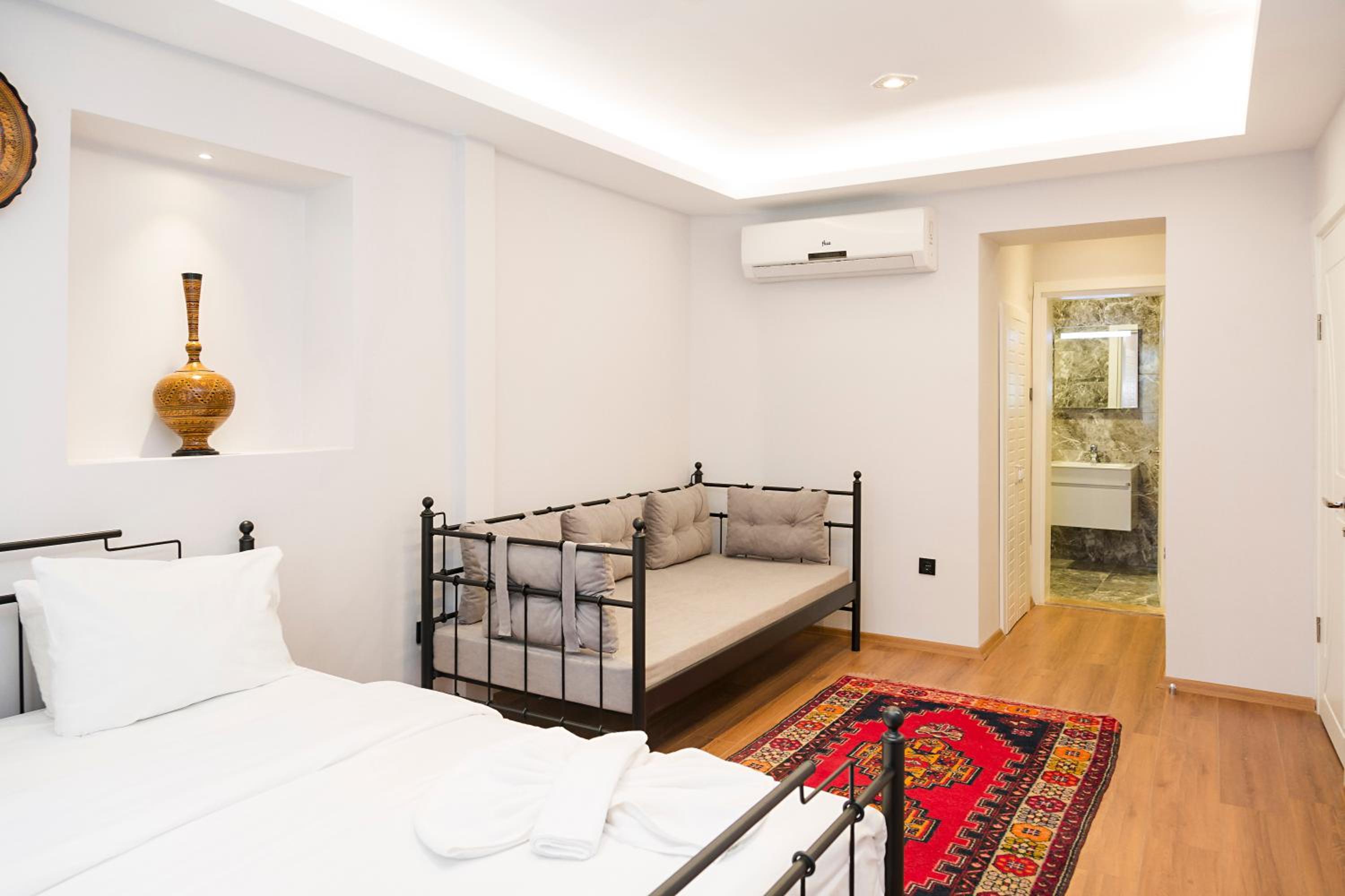 Superior Quadruple Room photo 2