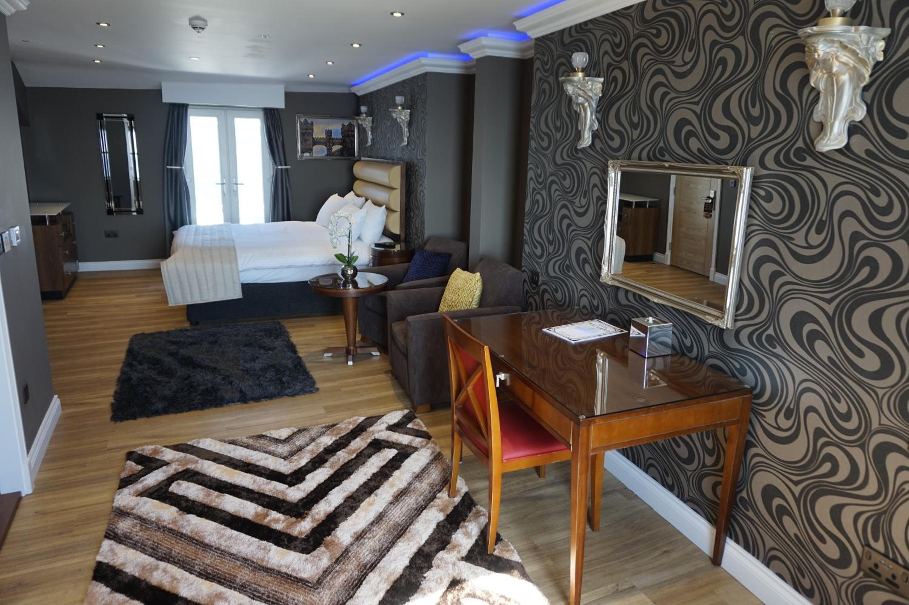 Superior Family Room photo 2