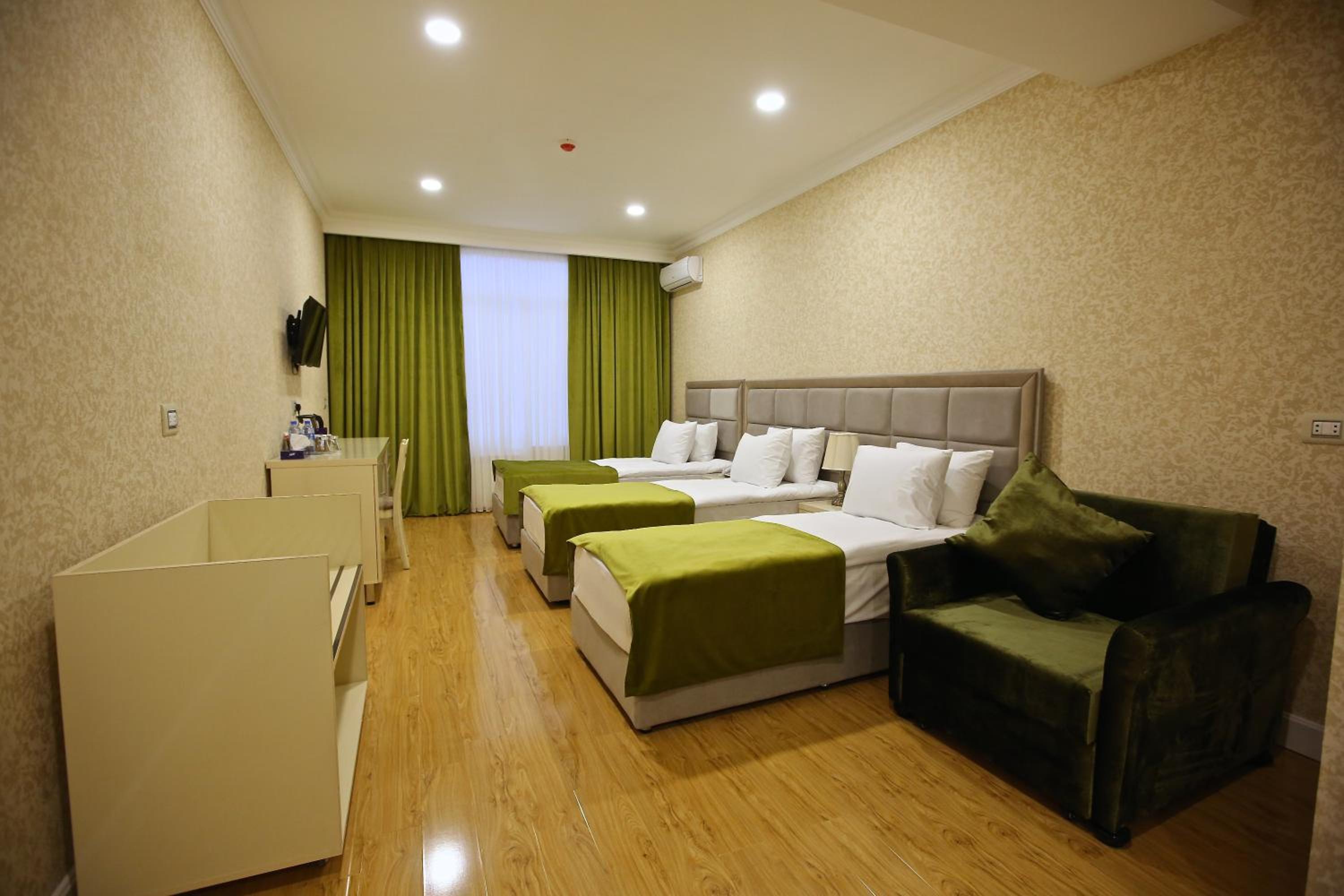 Economy Triple Room photo 1