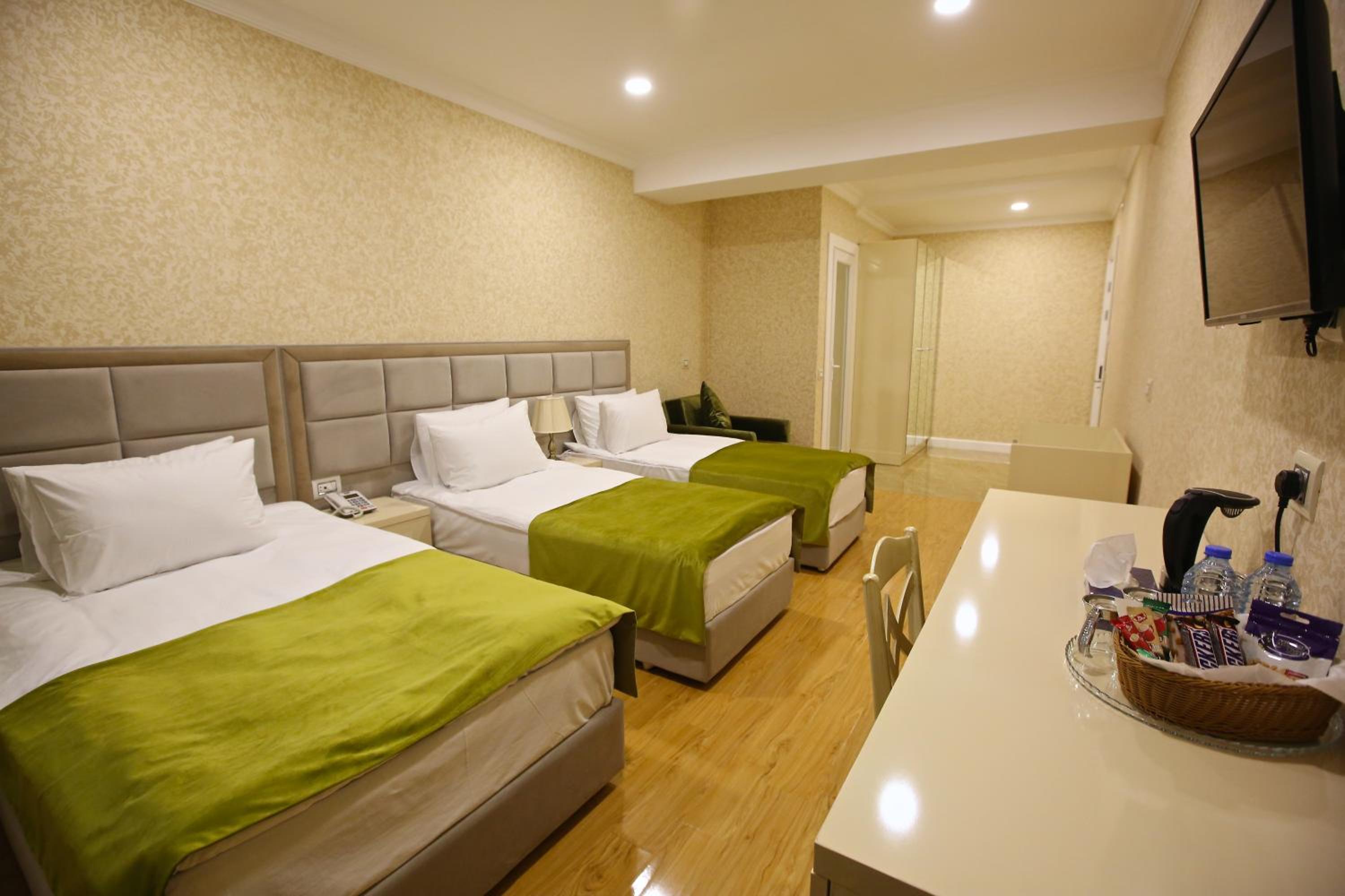Economy Triple Room photo 3