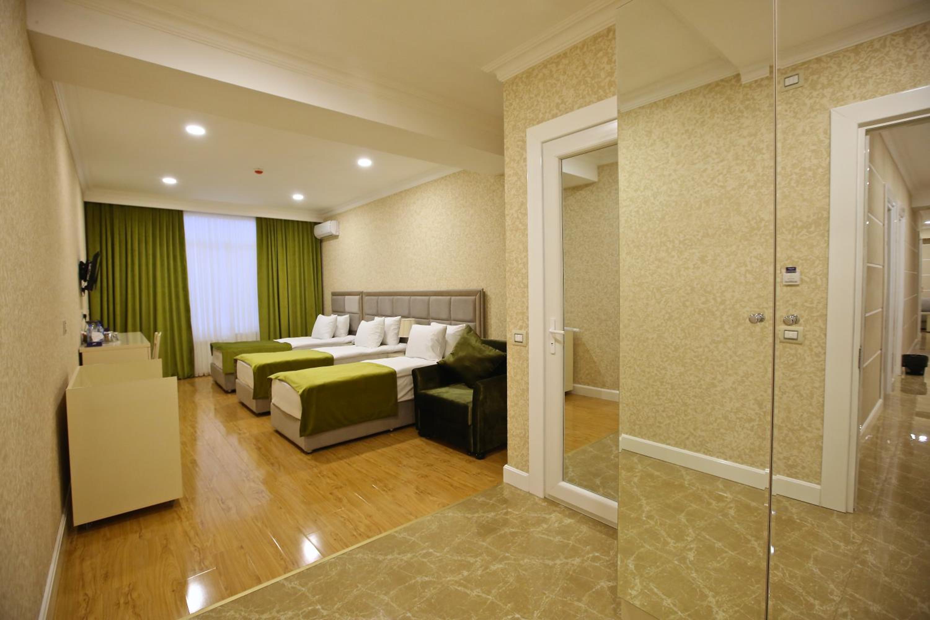 Economy Triple Room photo 2