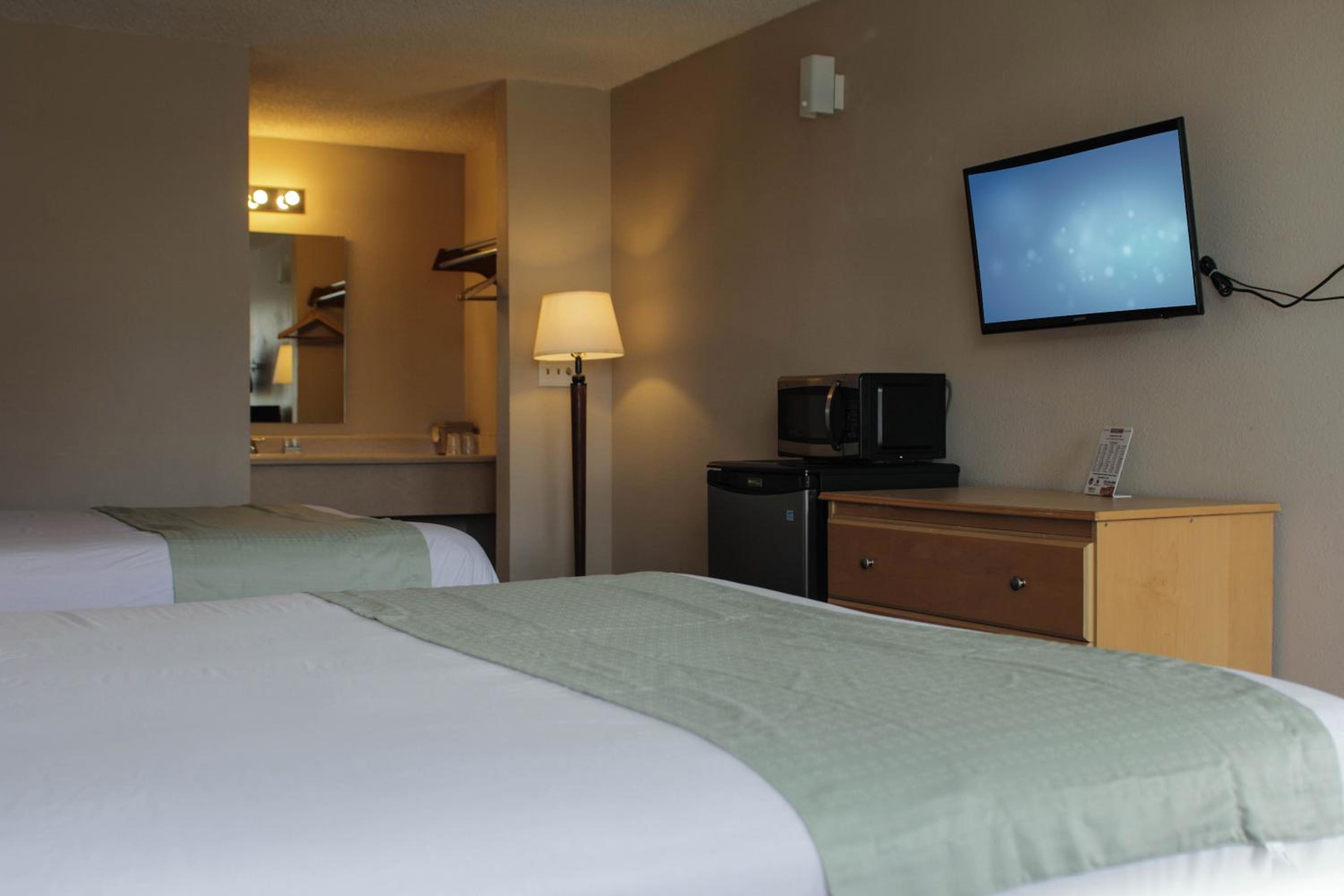 Queen Room with Two Queen Beds - Non-Smoking photo 3