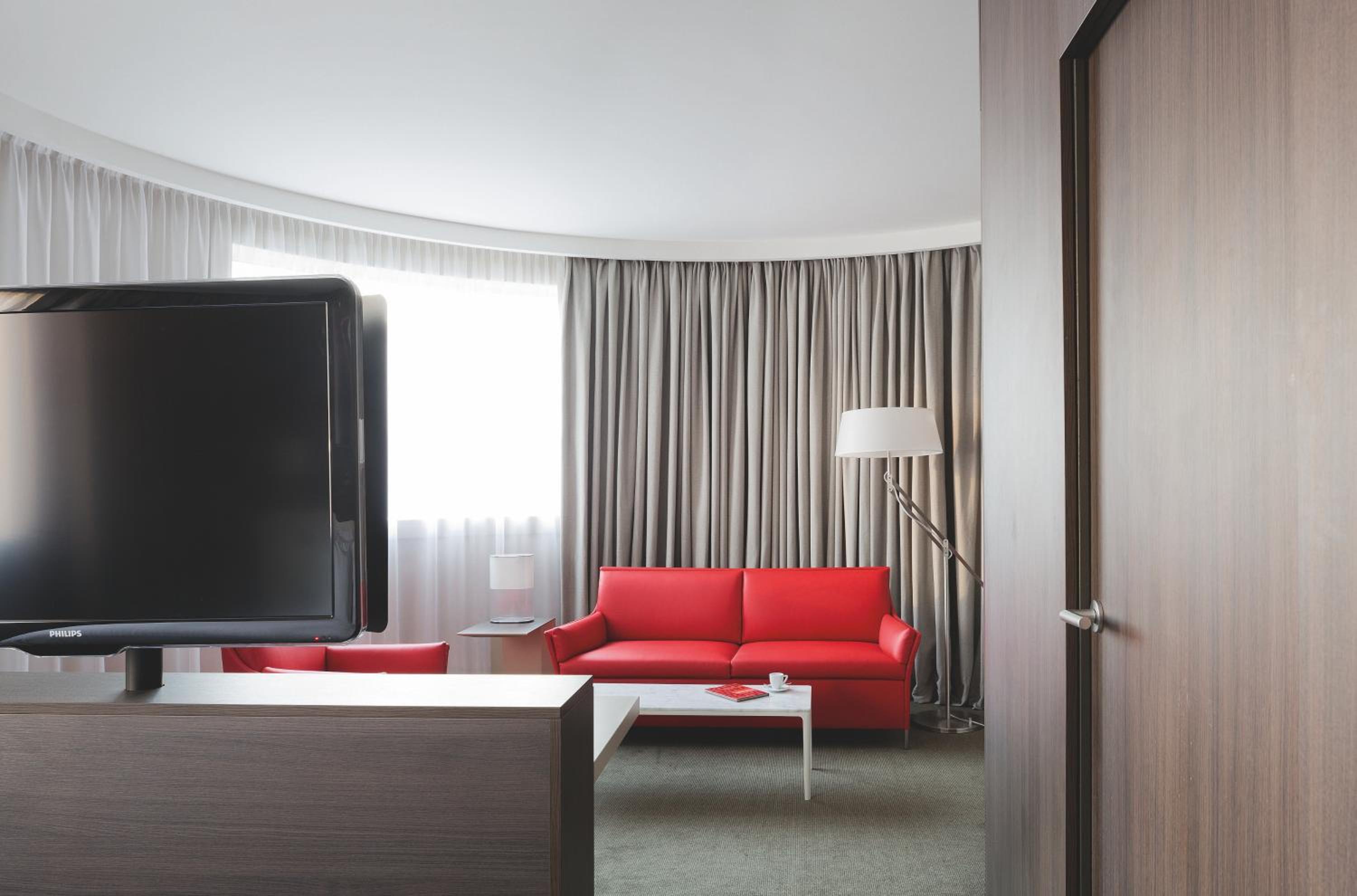 Family Suite with Panoramic View - Photo 8