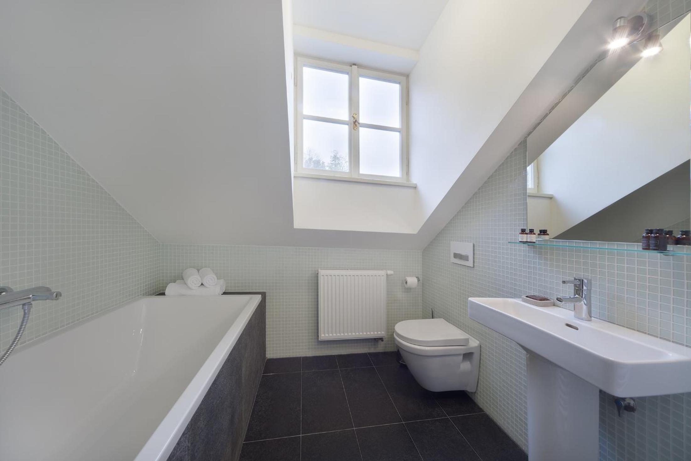 Large Double Room - Photo 5