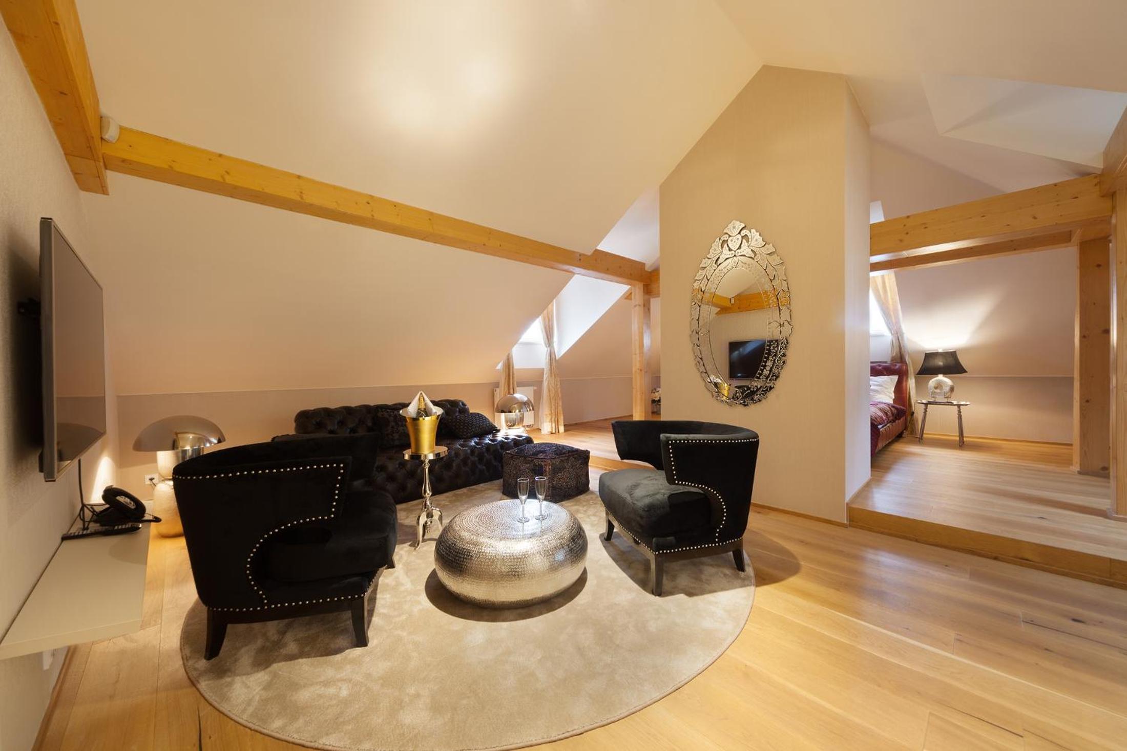 Large Double Room - Photo 1