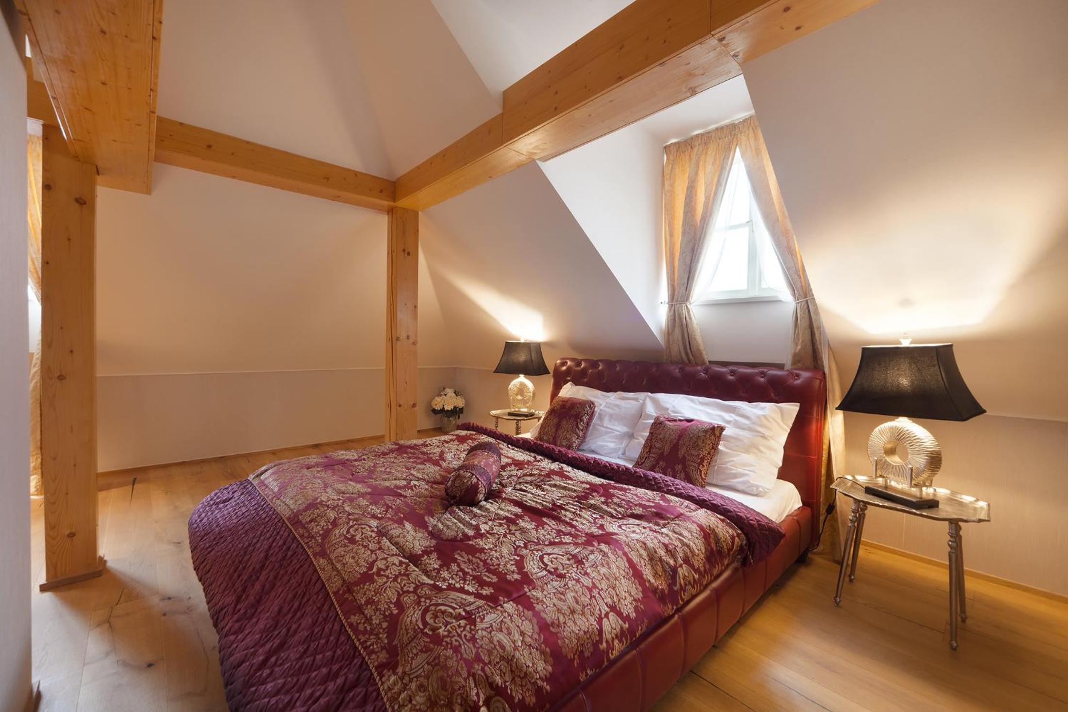 Large Double Room - Photo 3