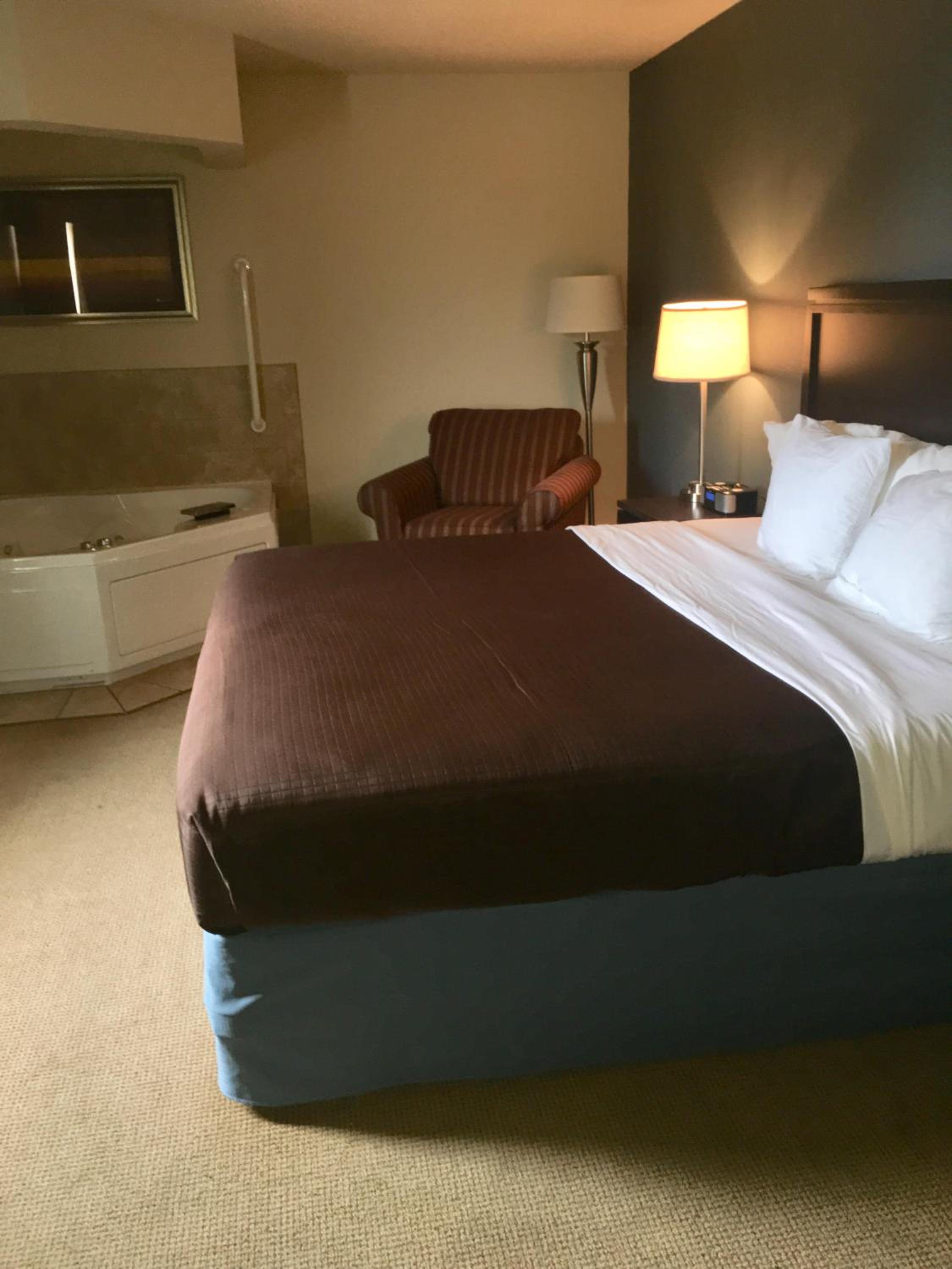 One-Bedroom King Suite with Jetted Tub - Non-Smoking - Photo 1