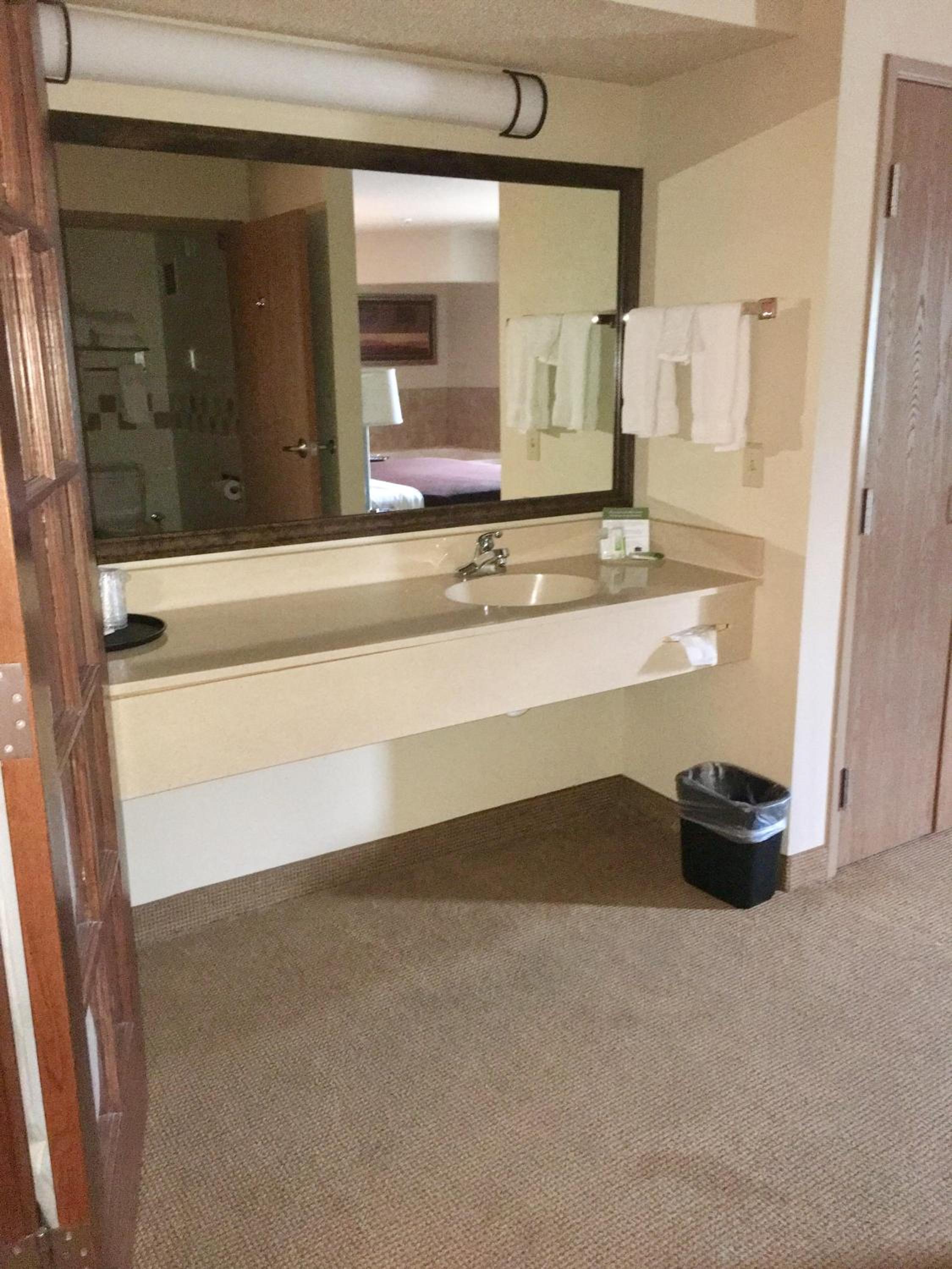 One-Bedroom King Suite with Jetted Tub - Non-Smoking - Photo 3