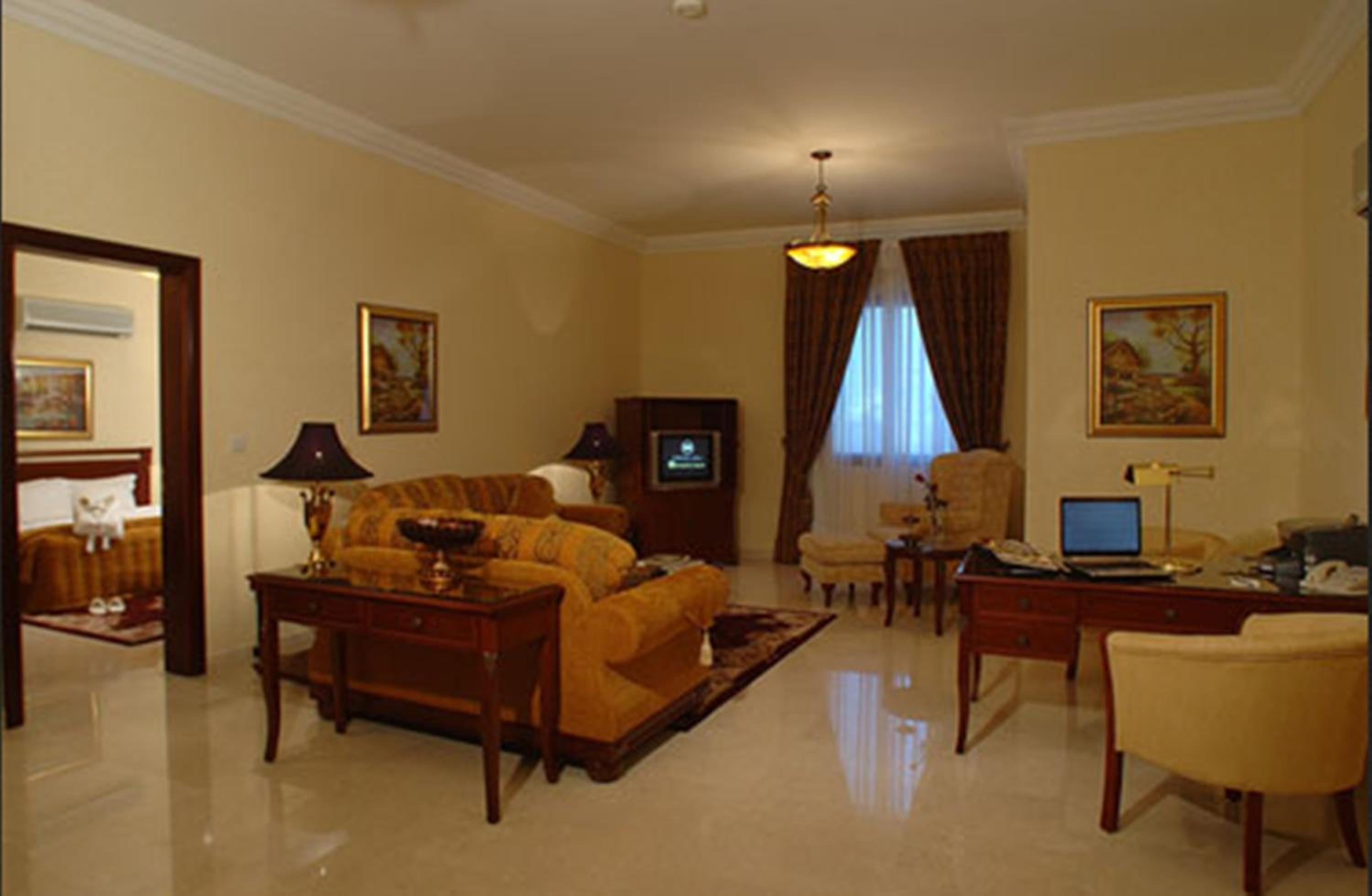 One-Bedroom Suite - Photo 3