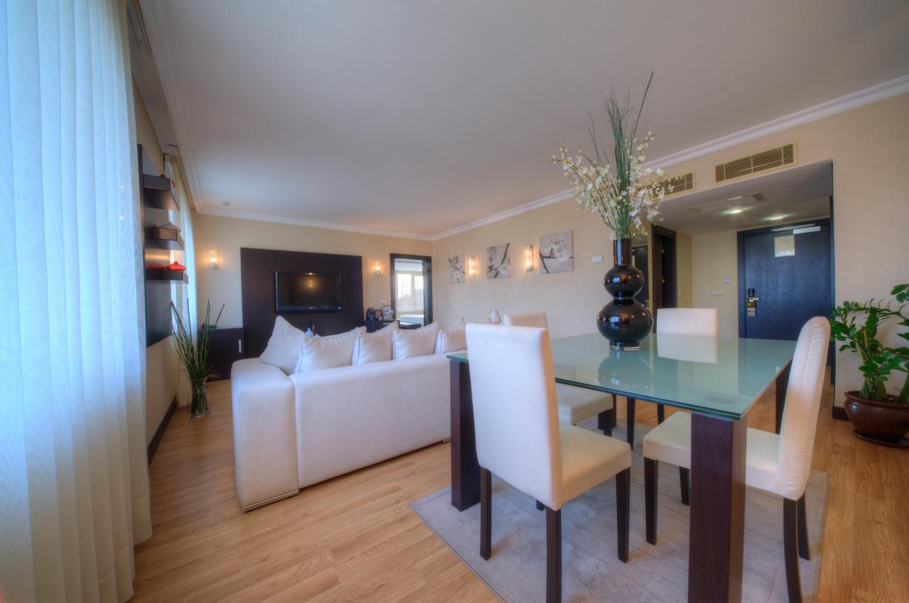 Deluxe Triple Room thumbnail 6