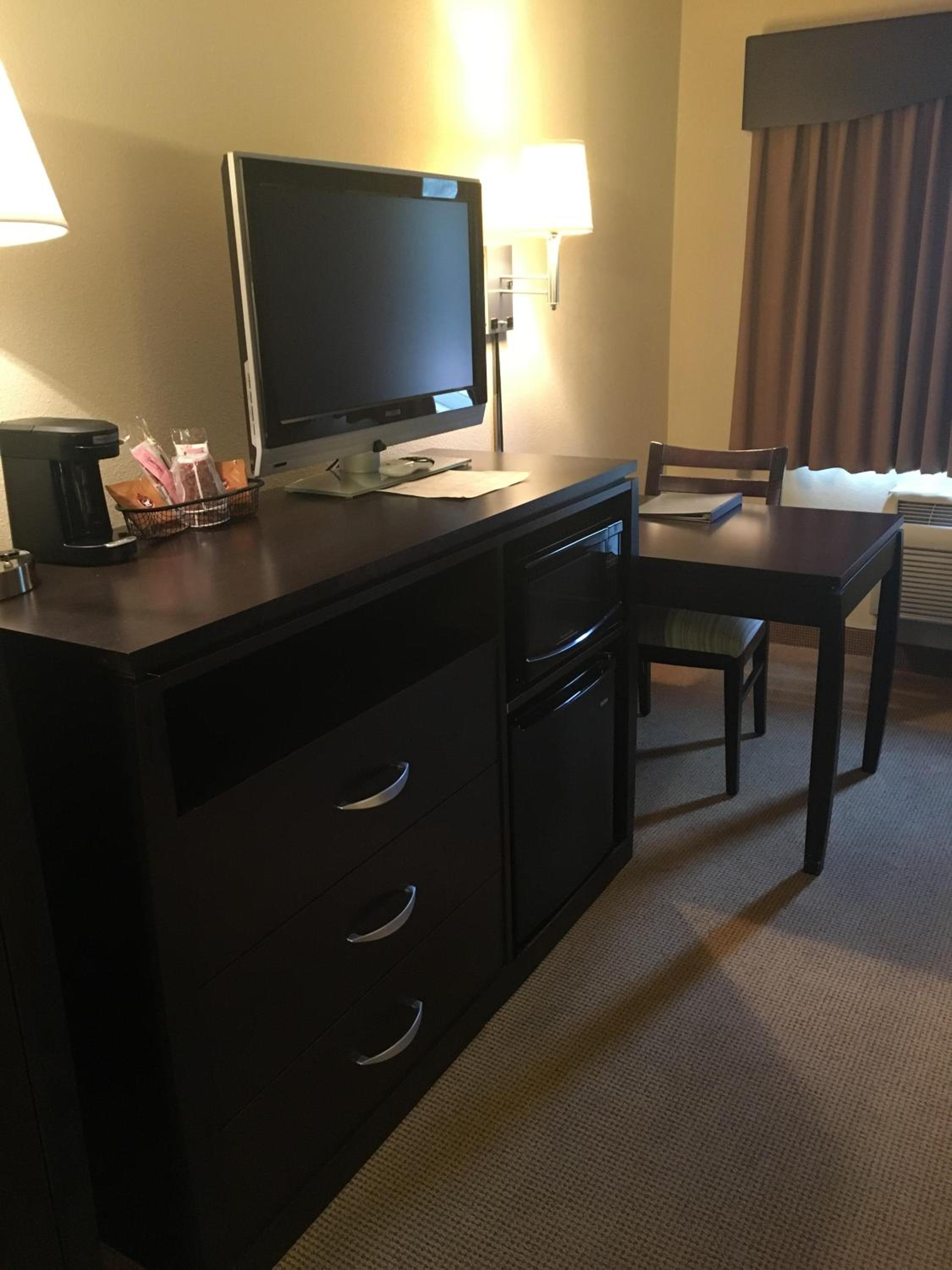 Queen Room with Two Queen Beds - Non-Smoking - Photo 2