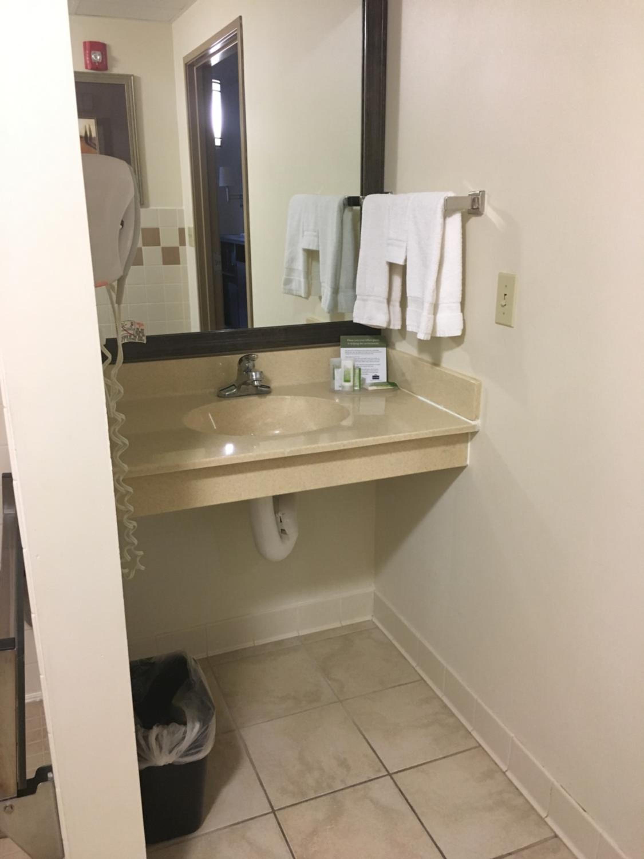 Deluxe Queen Room - Mobility Access/Non-Smoking - Photo 3