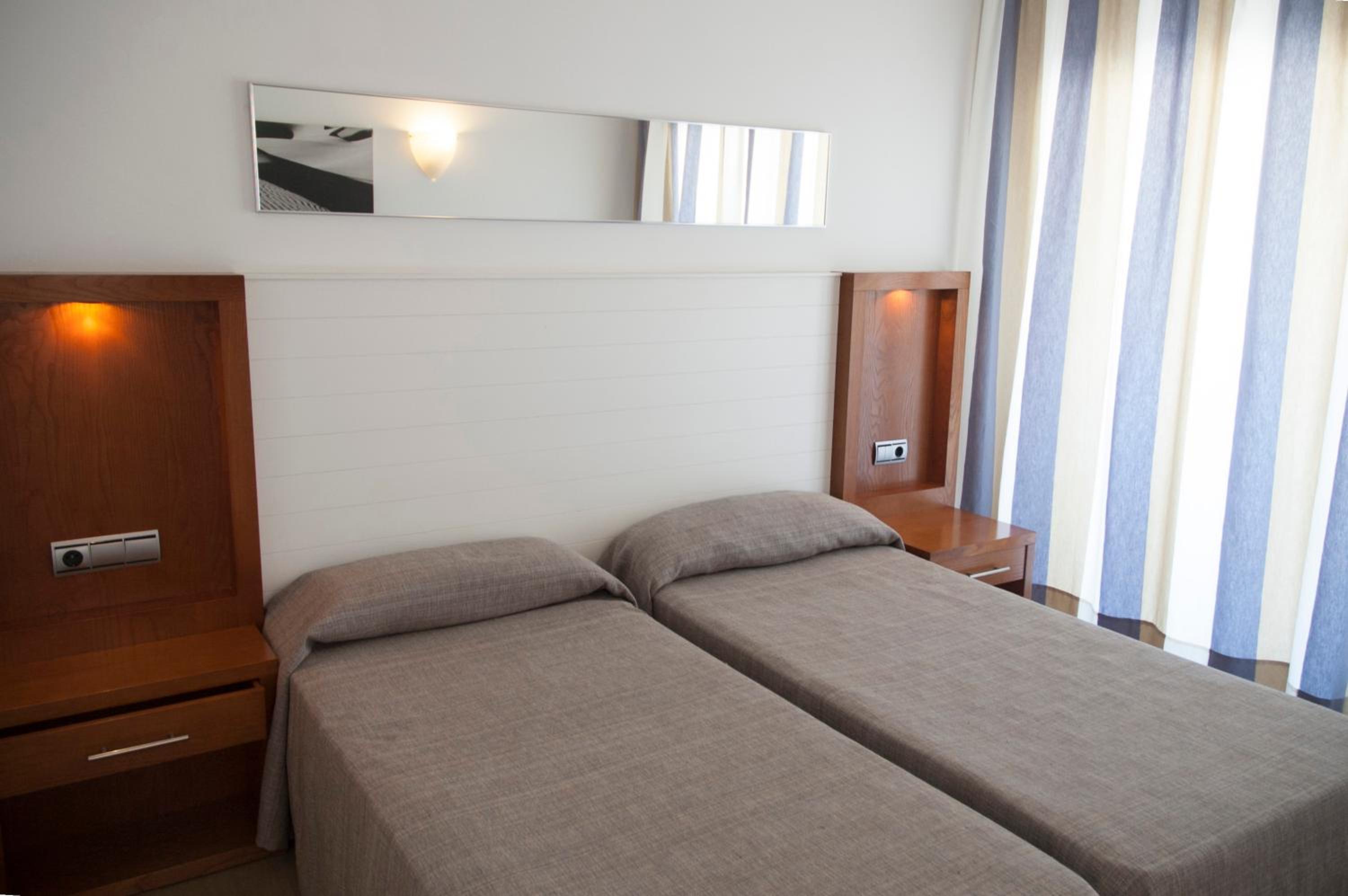 Apartamento de una habitación con vista parcial al mar (2 adultos)