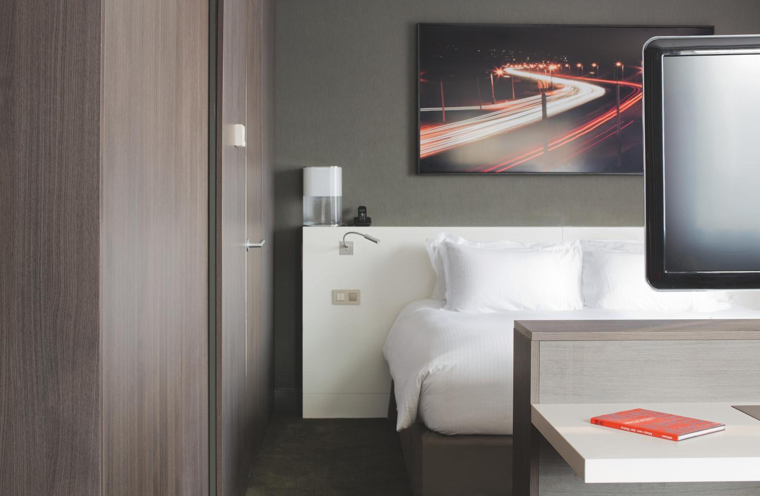 Family Suite with Panoramic View - Photo 9