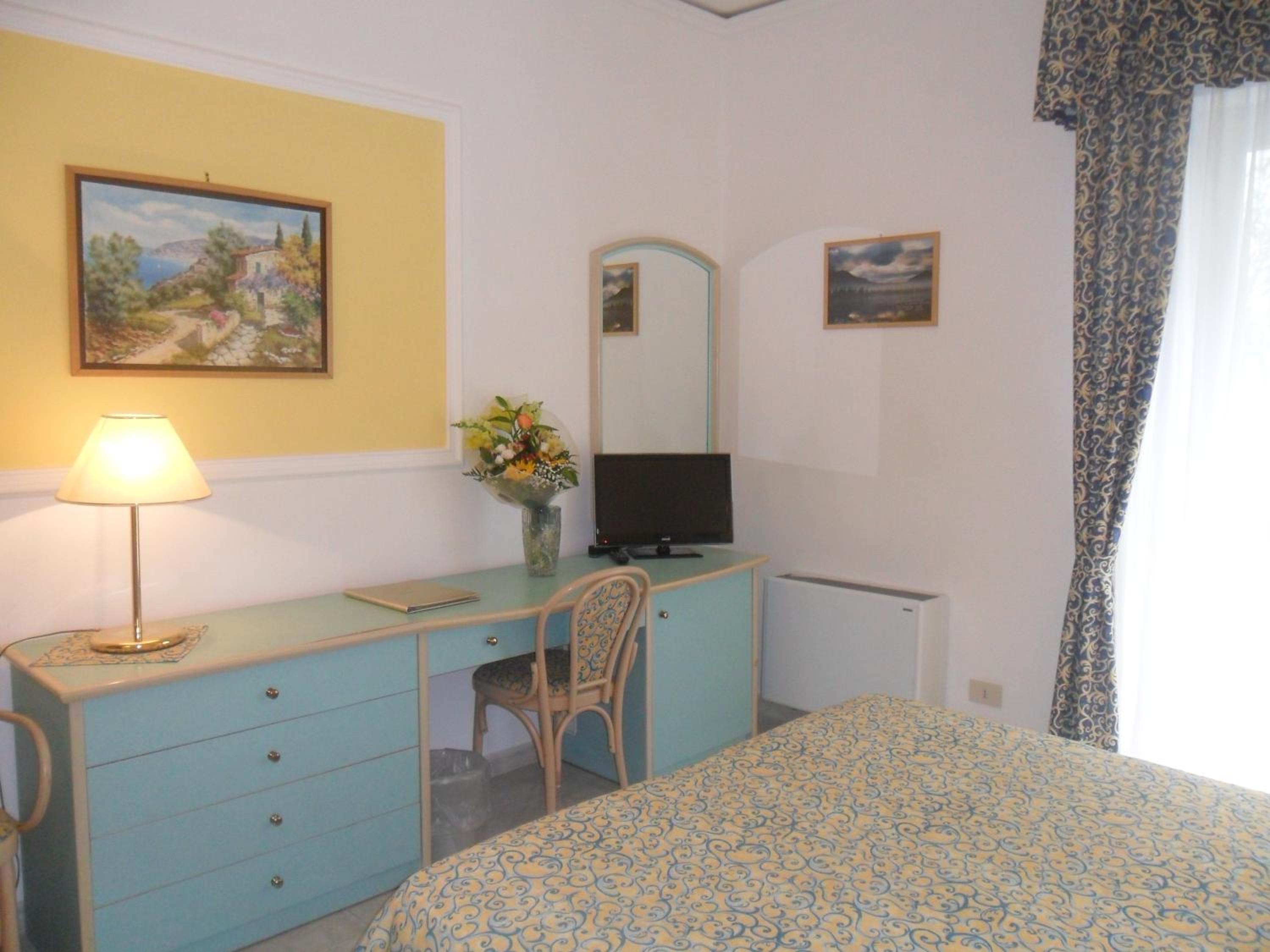 Double or Twin Room with Partial Sea View photo 3