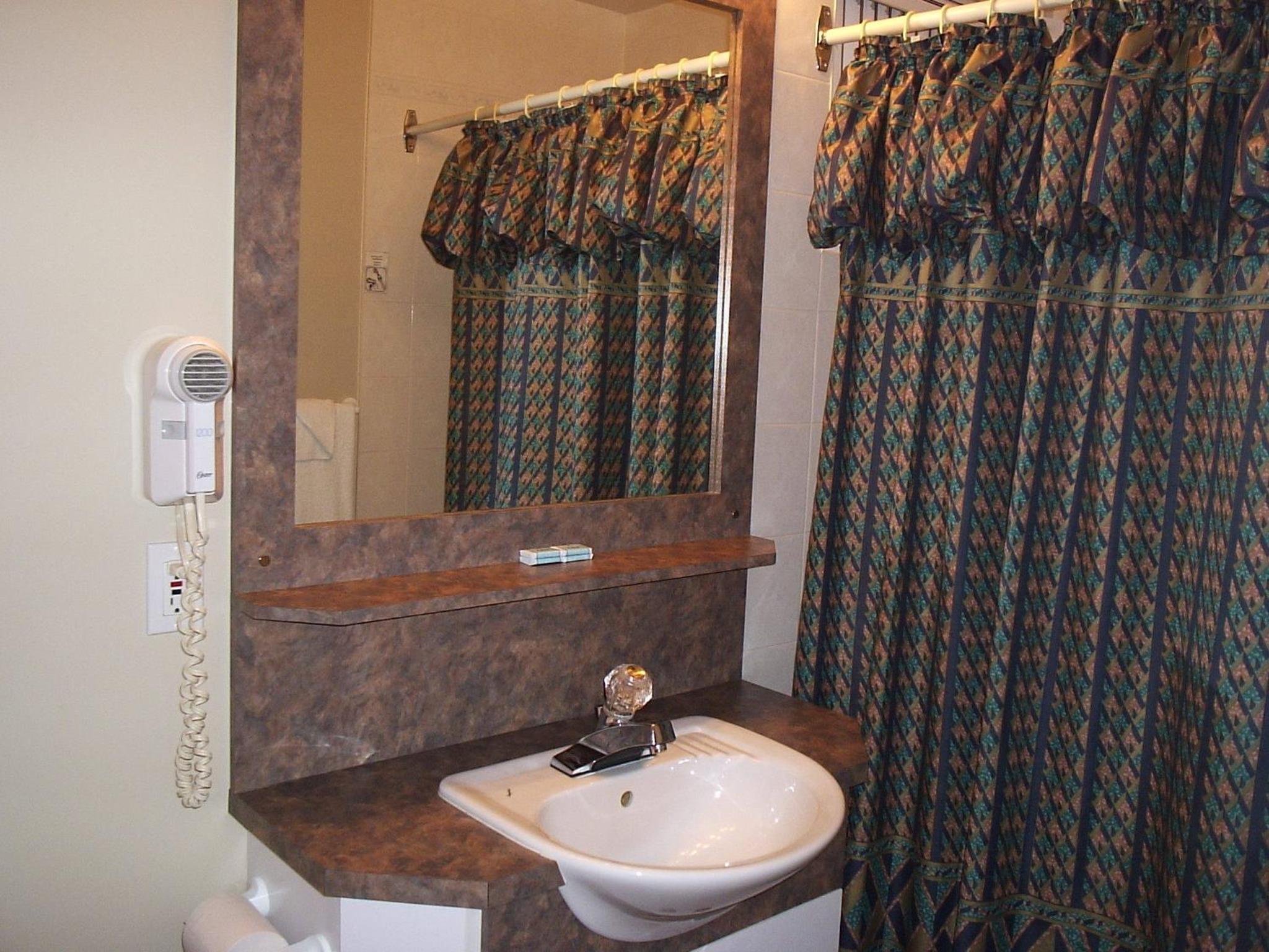 Deluxe Queen Room with Garden View photo 2