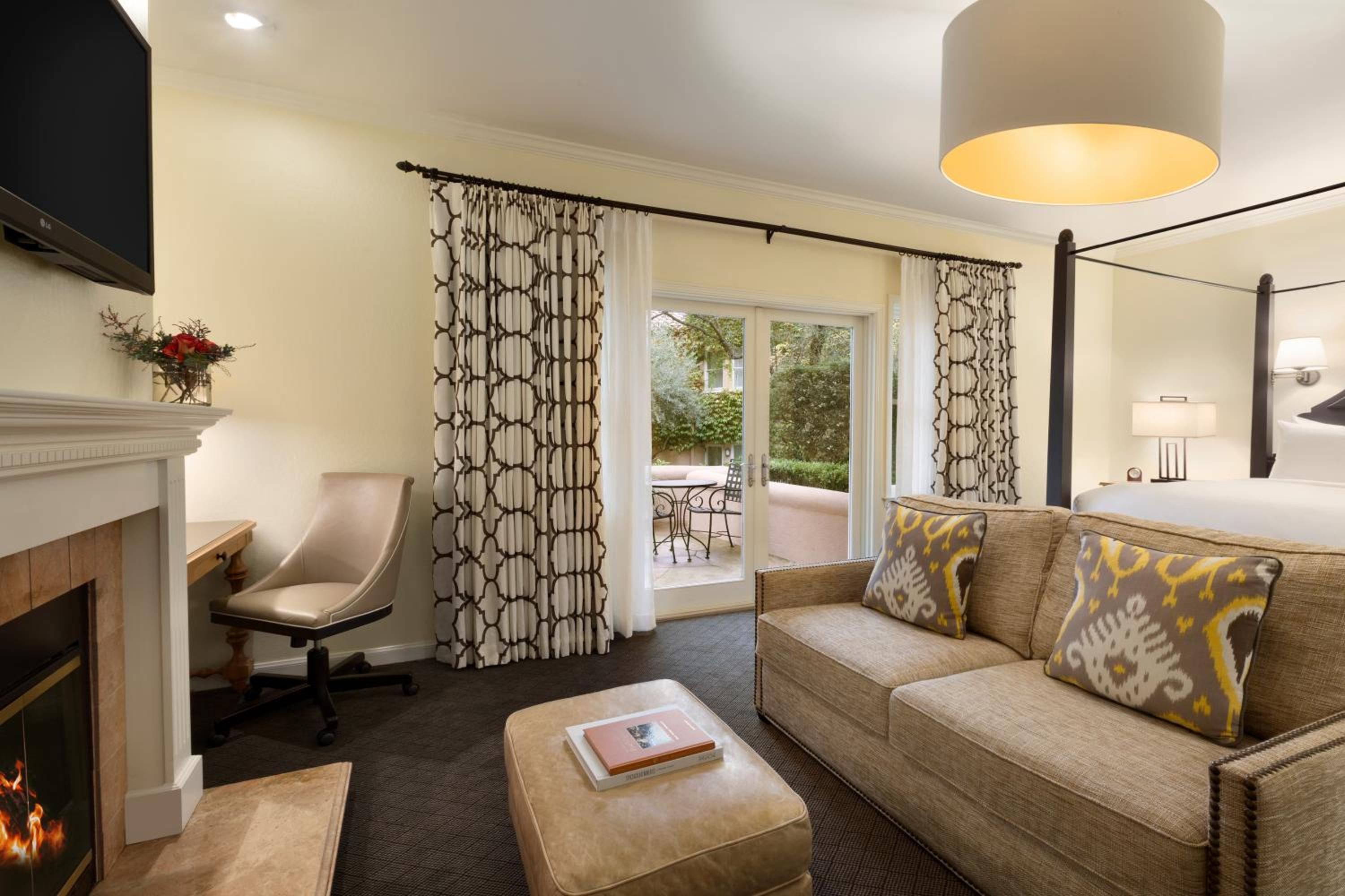 Vineyard King Suite with Sofa Bed, Fireplace, Balcony, Jacuzzi and Garden View - Photo 3