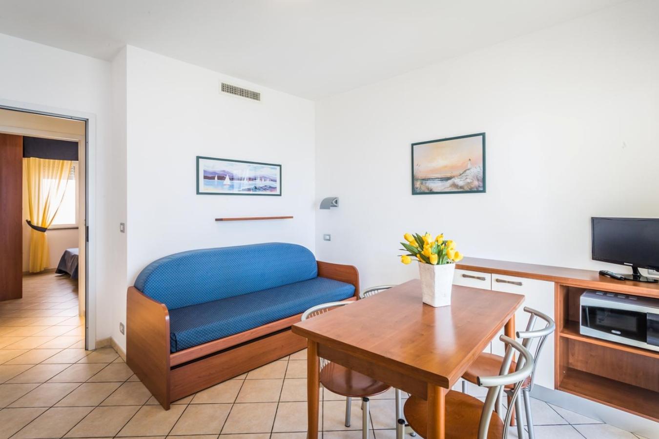 Comfort One-Bedroom Apartment with Balcony and Sea View photo 3