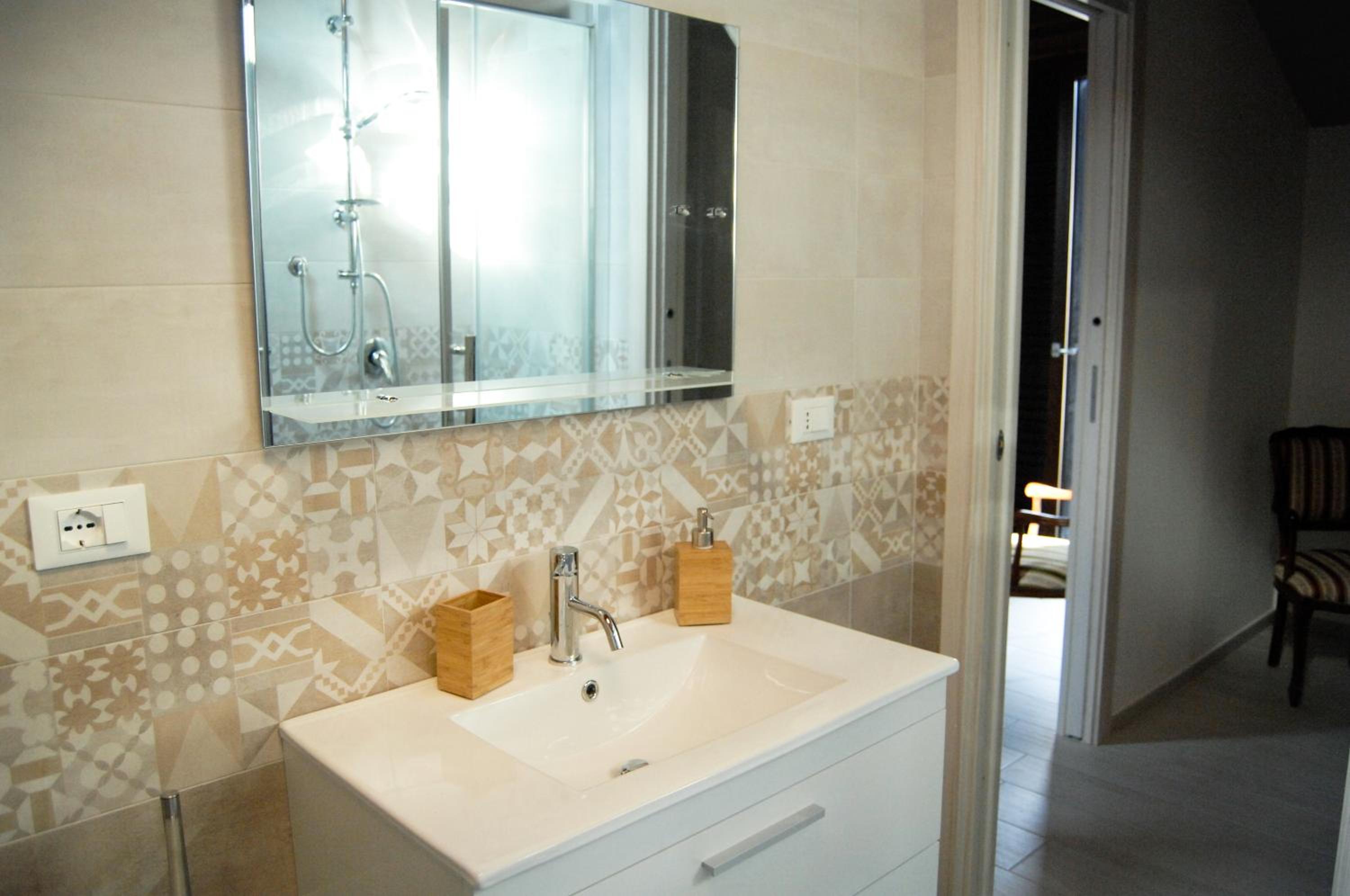 Quadruple Room - Photo 8