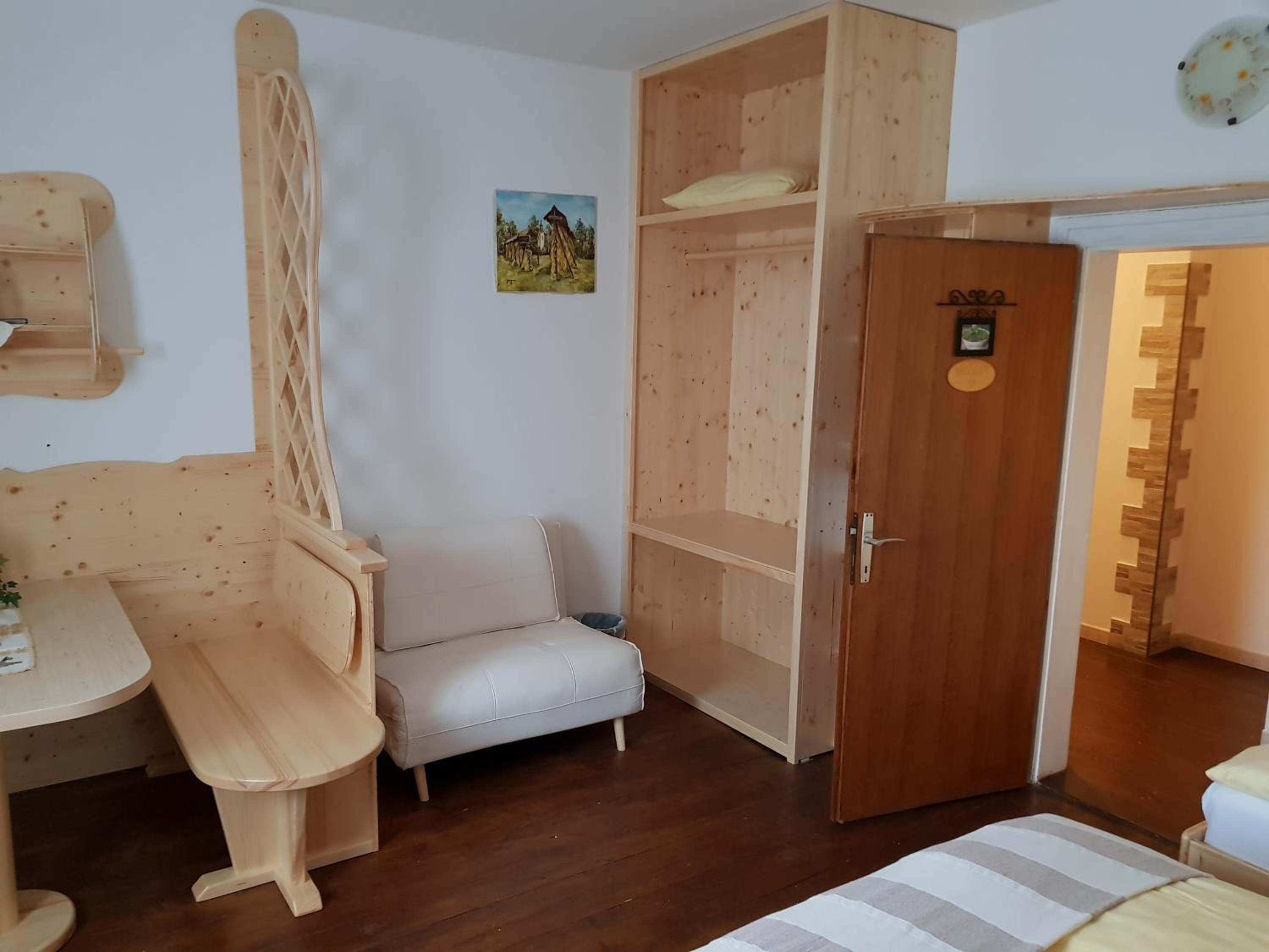 Quadruple Room with Shared Bathroom photo 3