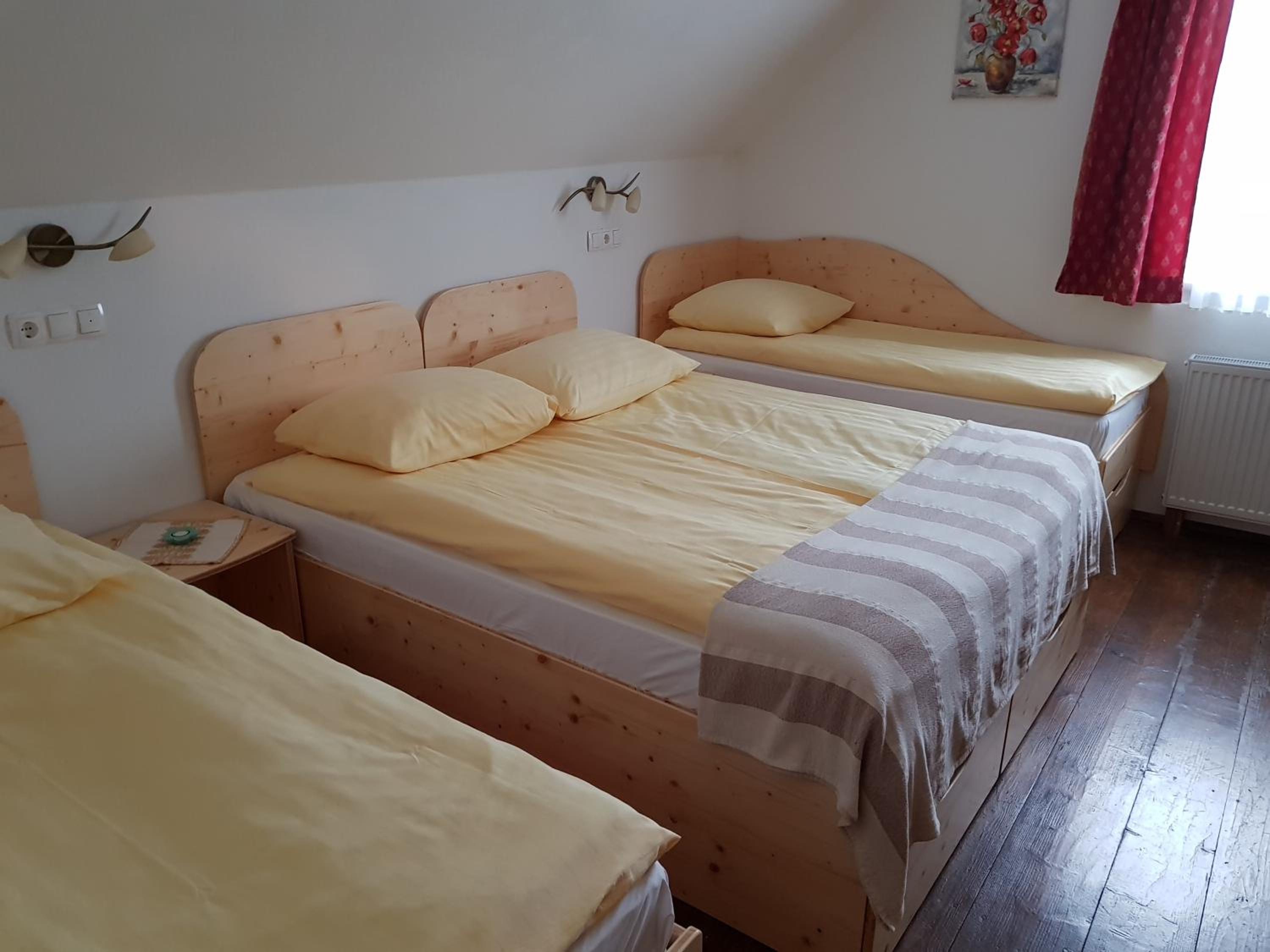 Quadruple Room with Shared Bathroom photo 2