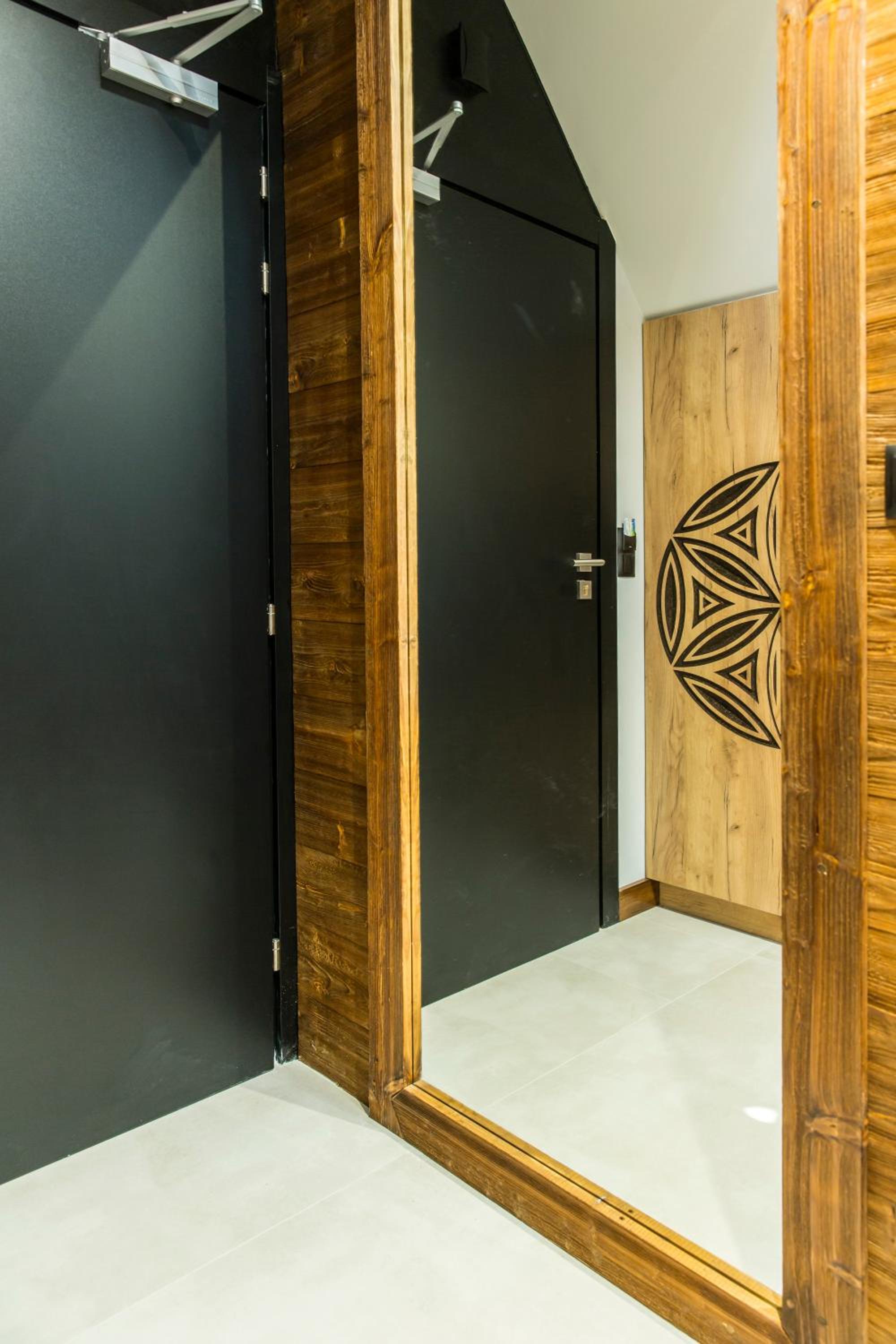 Pola Deluxe Apartment with Glazed Bedroom - Photo 5