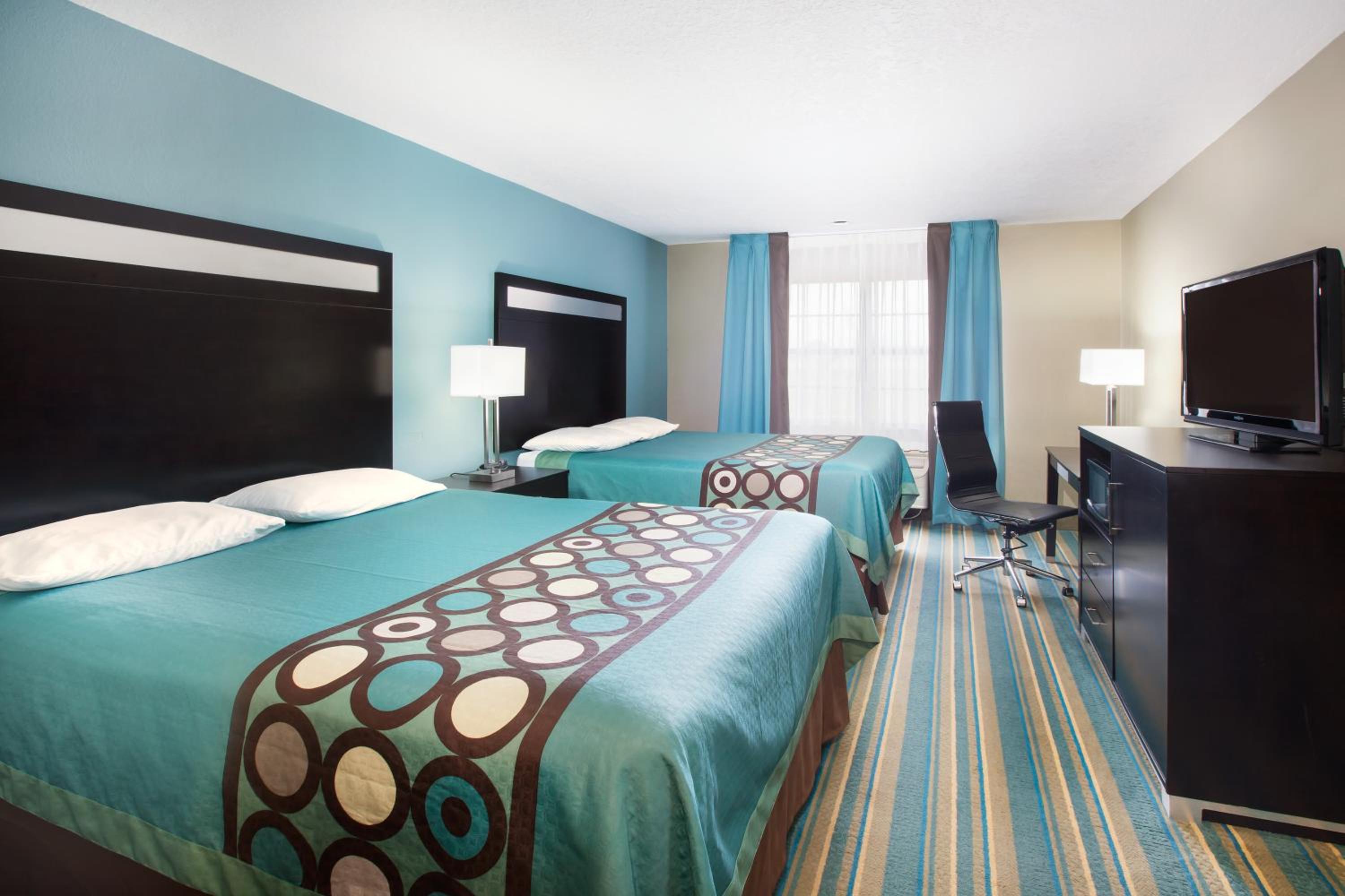 Queen Room With Two Queen Beds - Non-Smoking photo 3