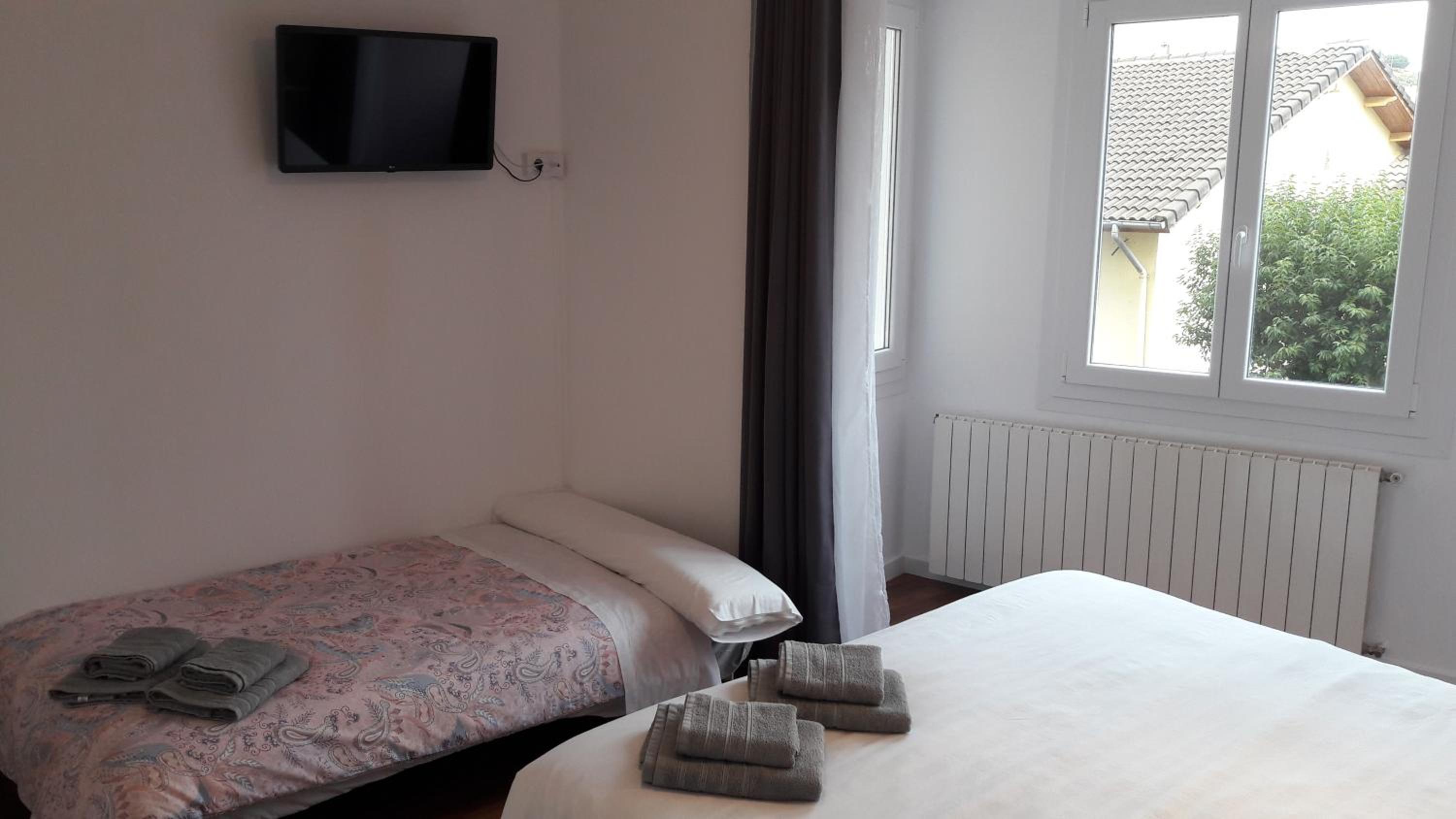 Economy Quadruple Room With Shared Bathroom photo 3