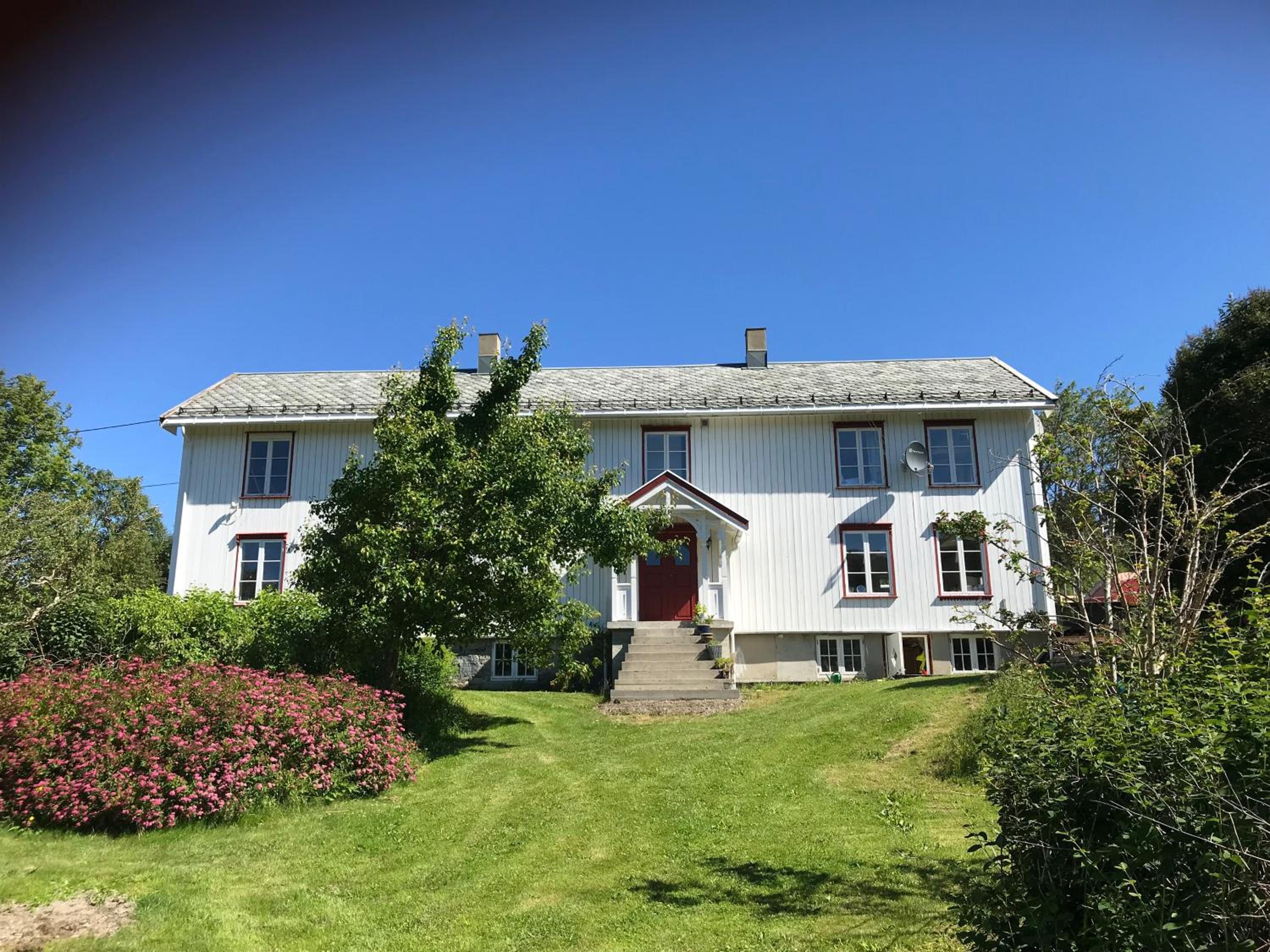 Six-Bedroom House photo 2