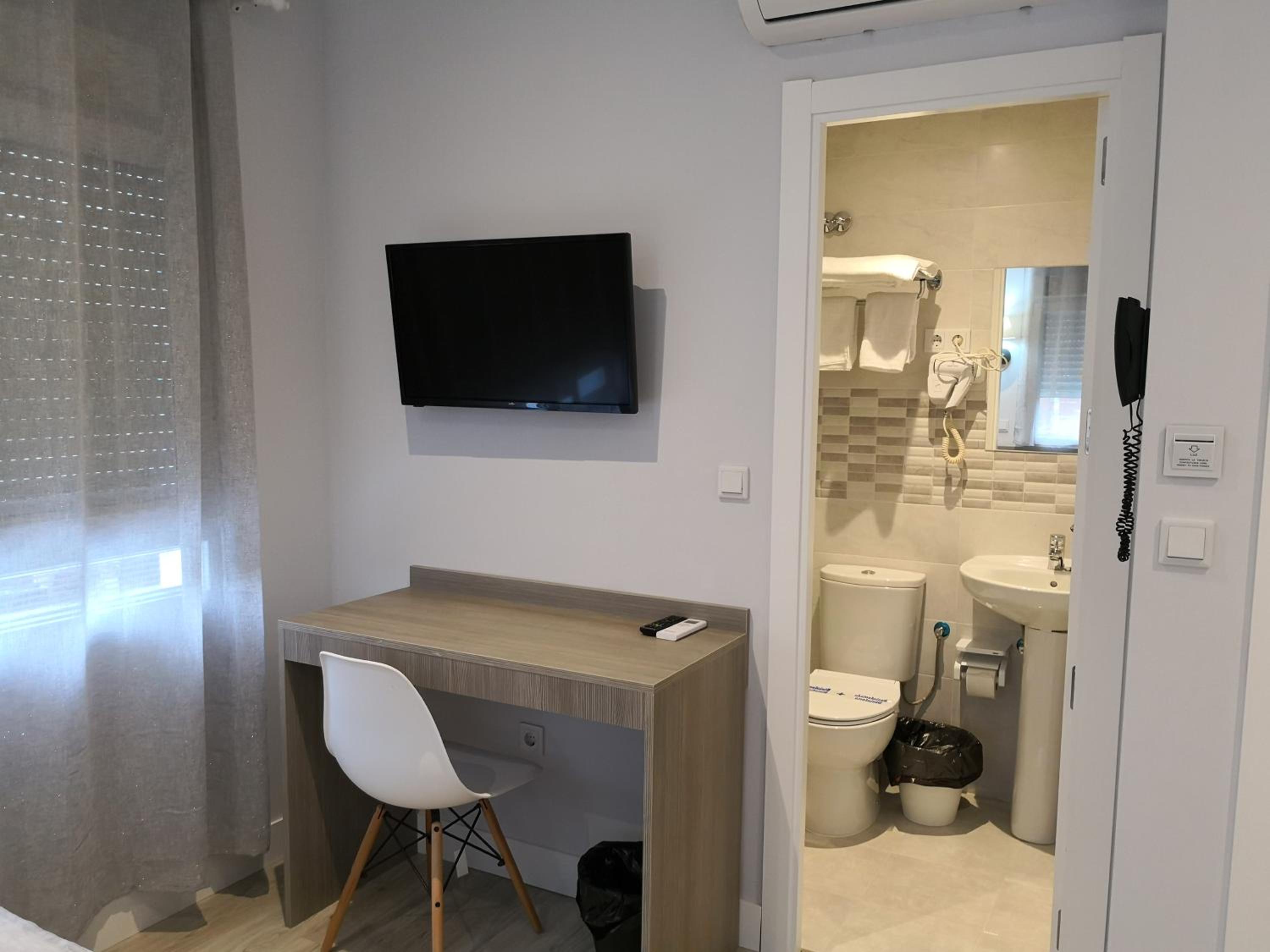 Twin Room - Photo 3