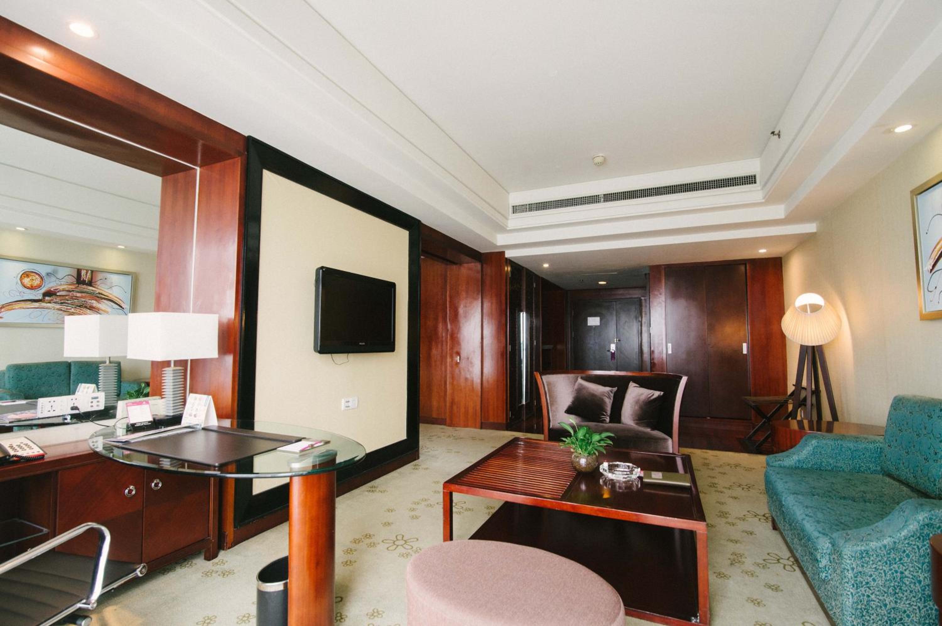 Suite with Lake View