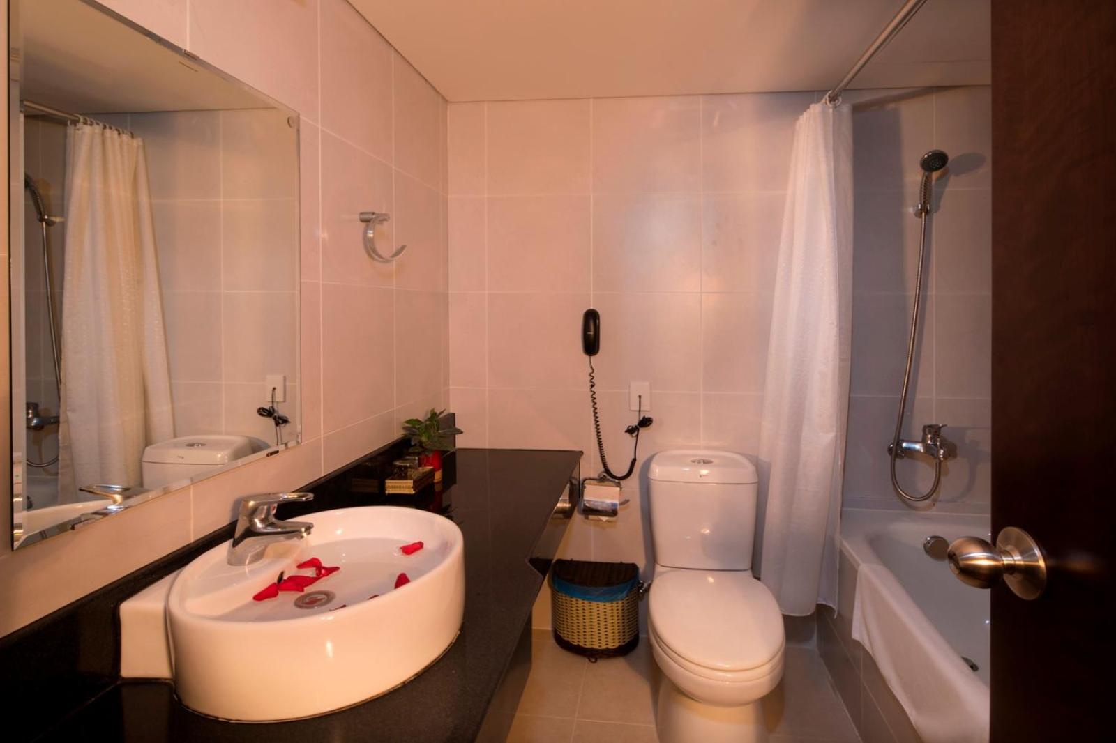 Deluxe Twin with window internal view photo 3