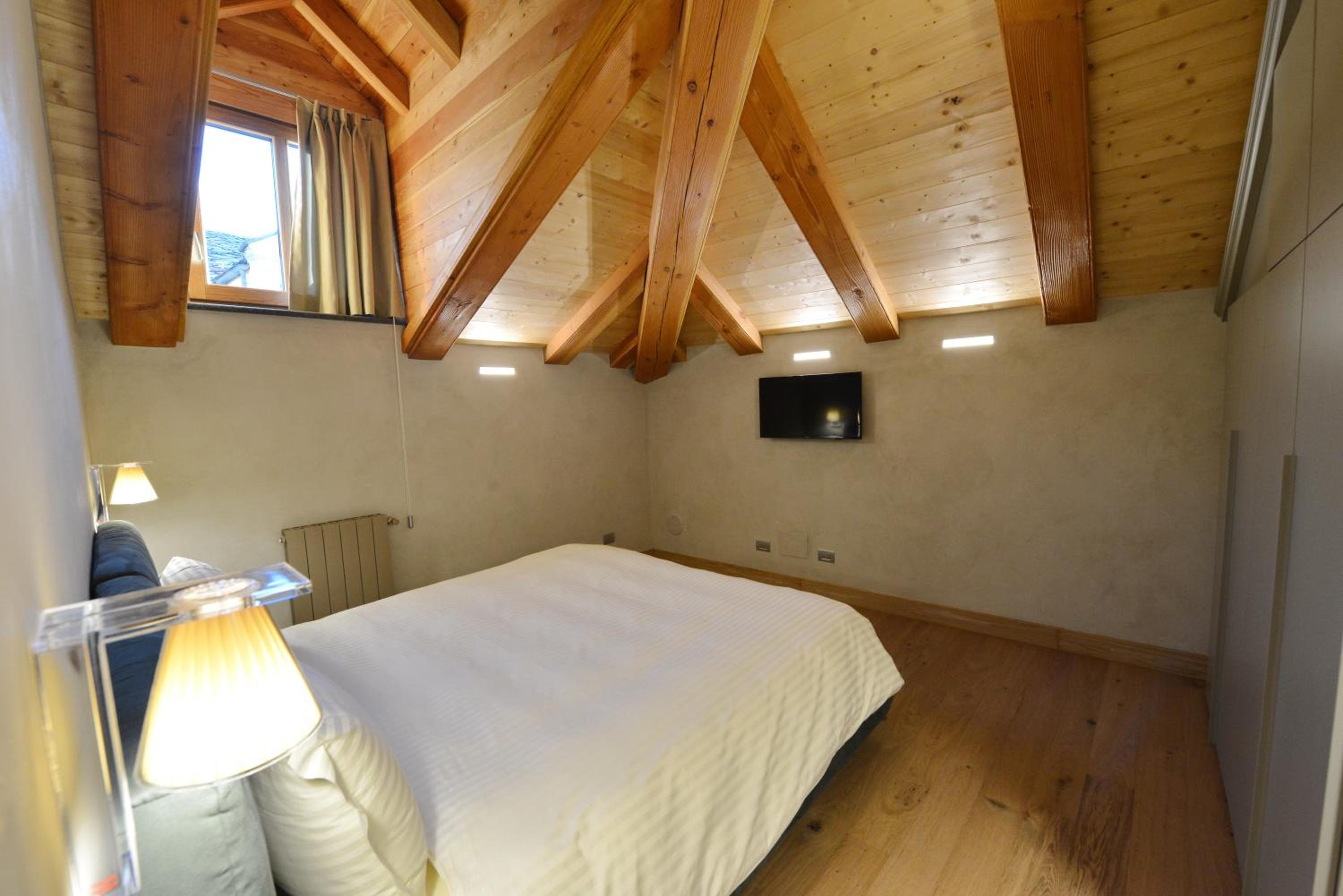 Apartment - Split Level - Photo 2