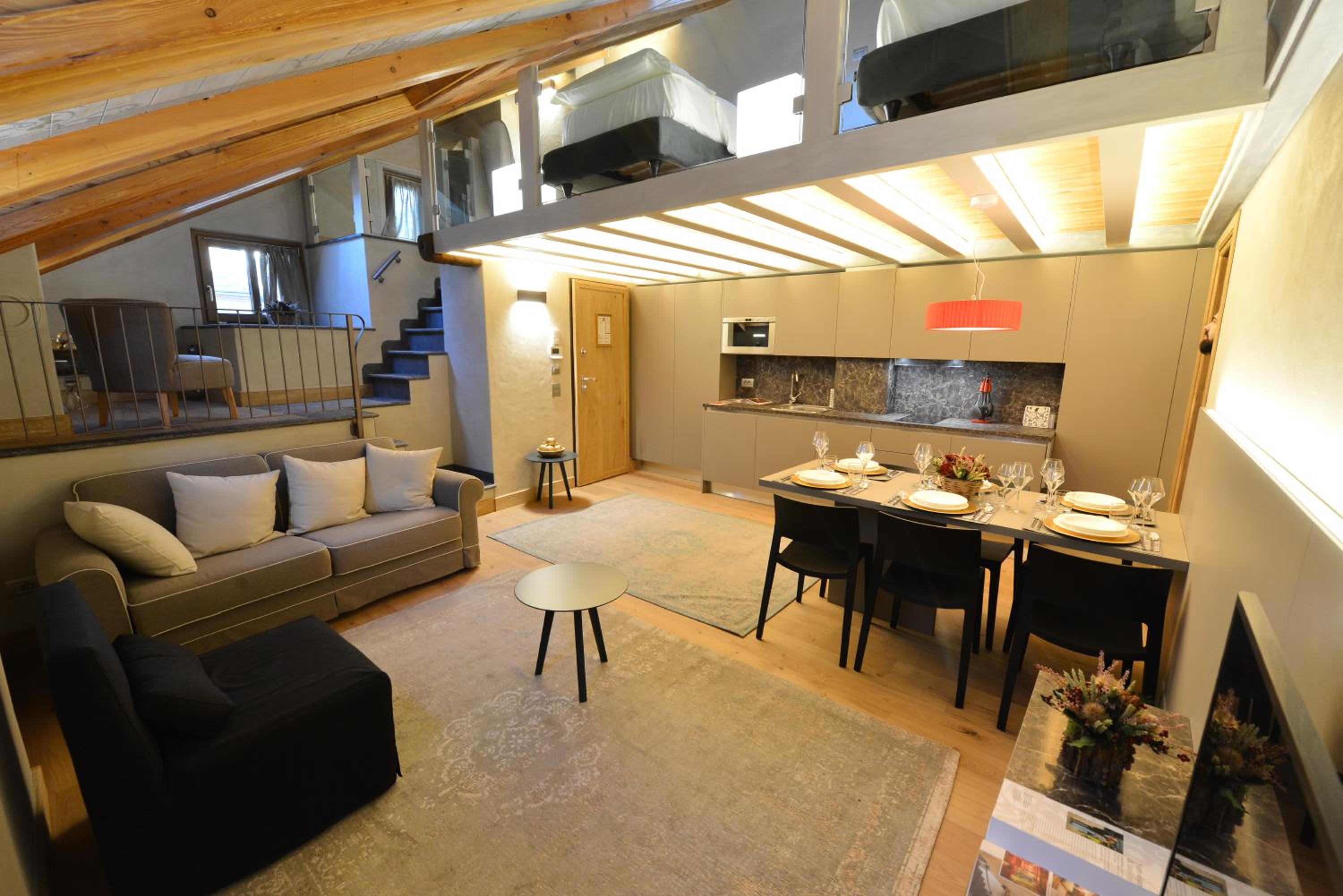 Apartment - Split Level - Photo 1