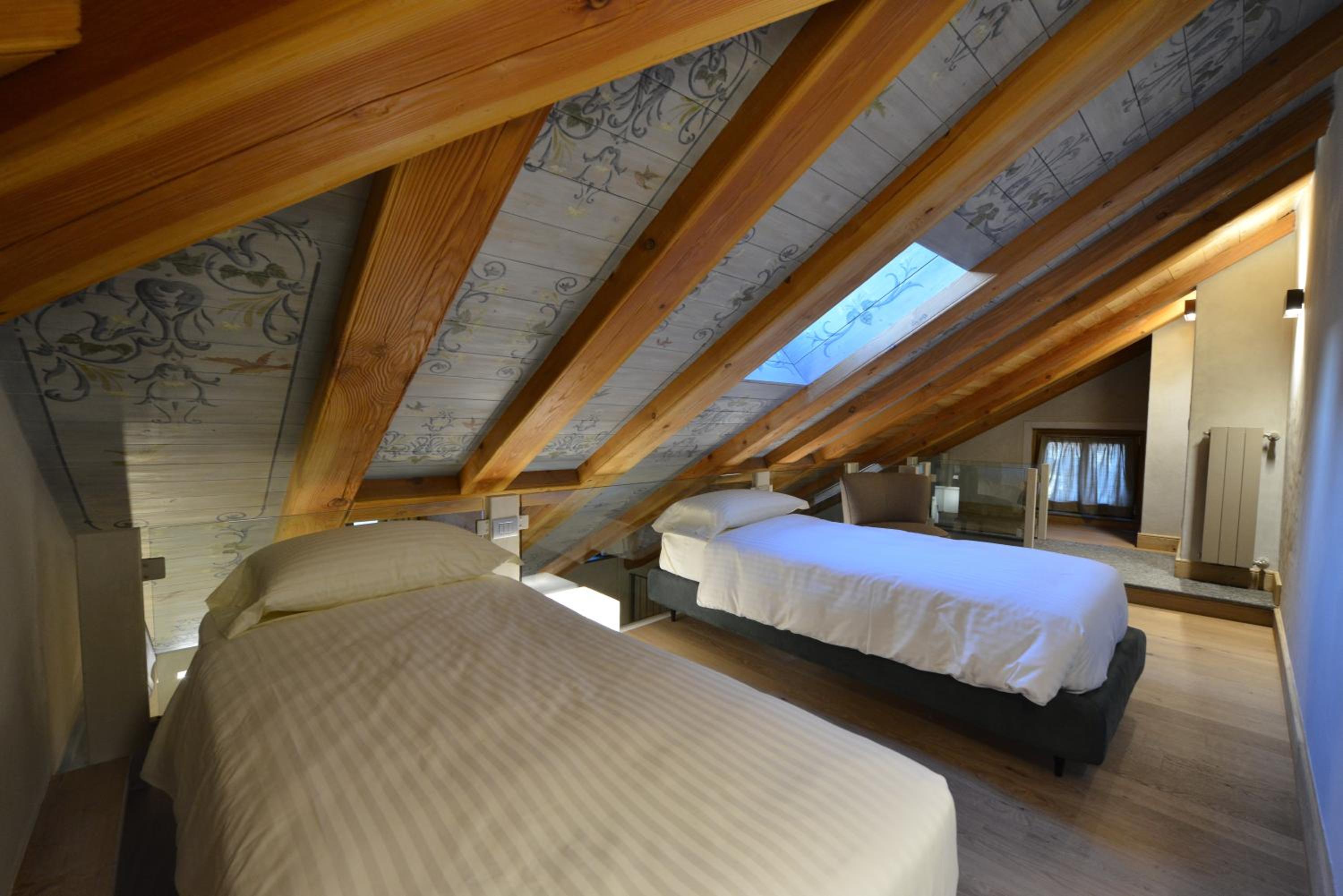 Apartment - Split Level - Photo 4