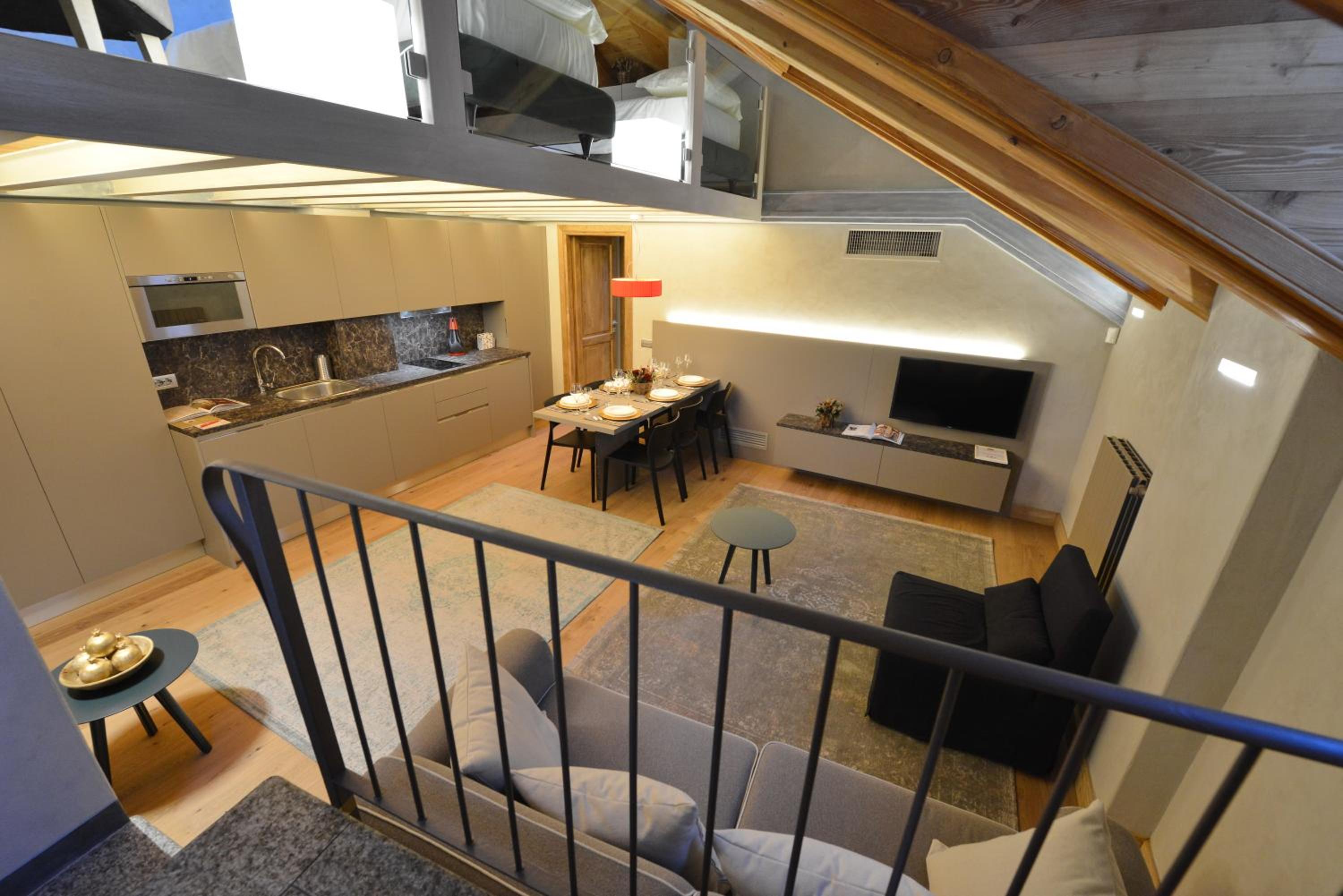 Apartment - Split Level - Photo 11