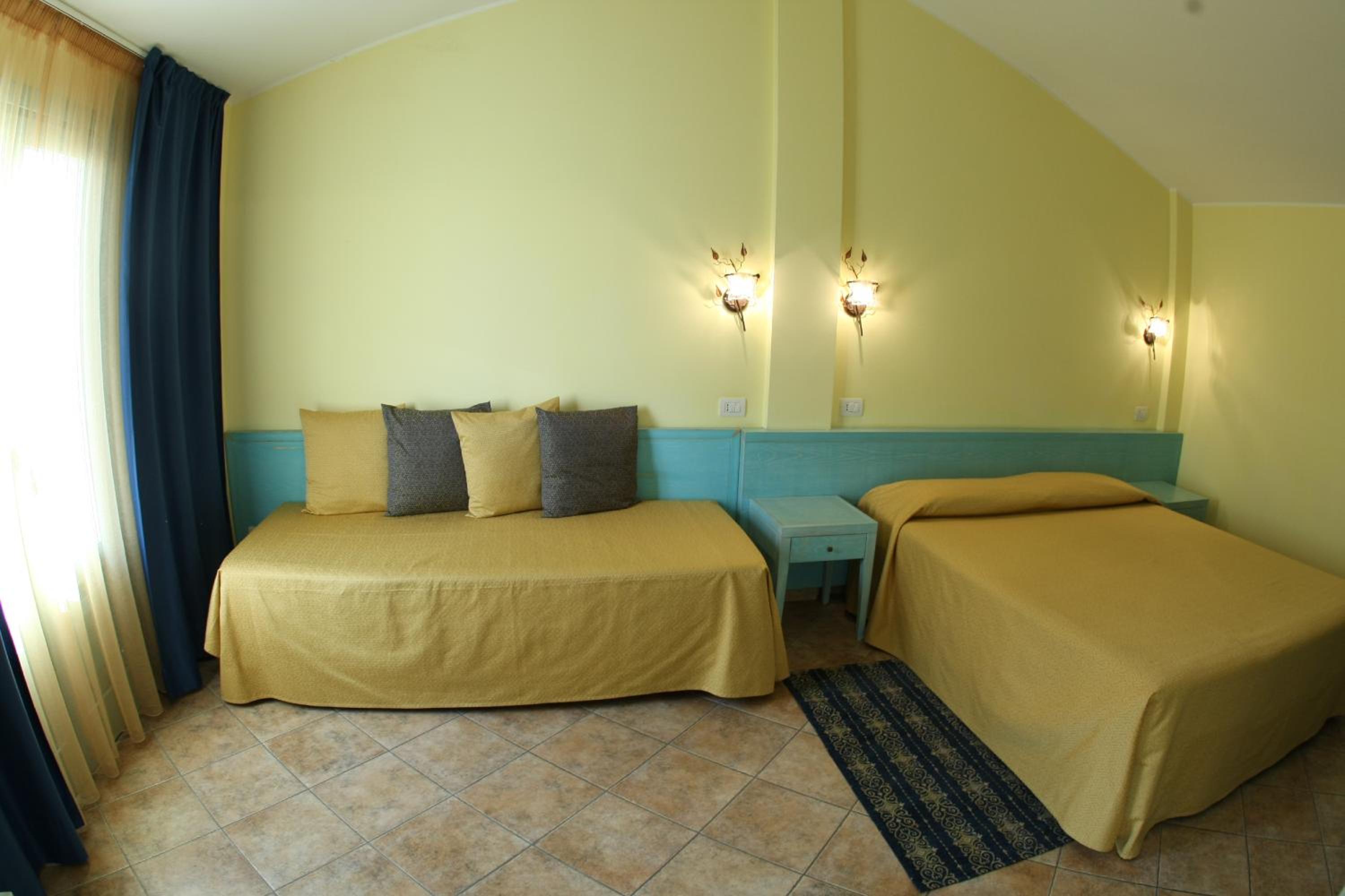 Triple Room - Photo 13